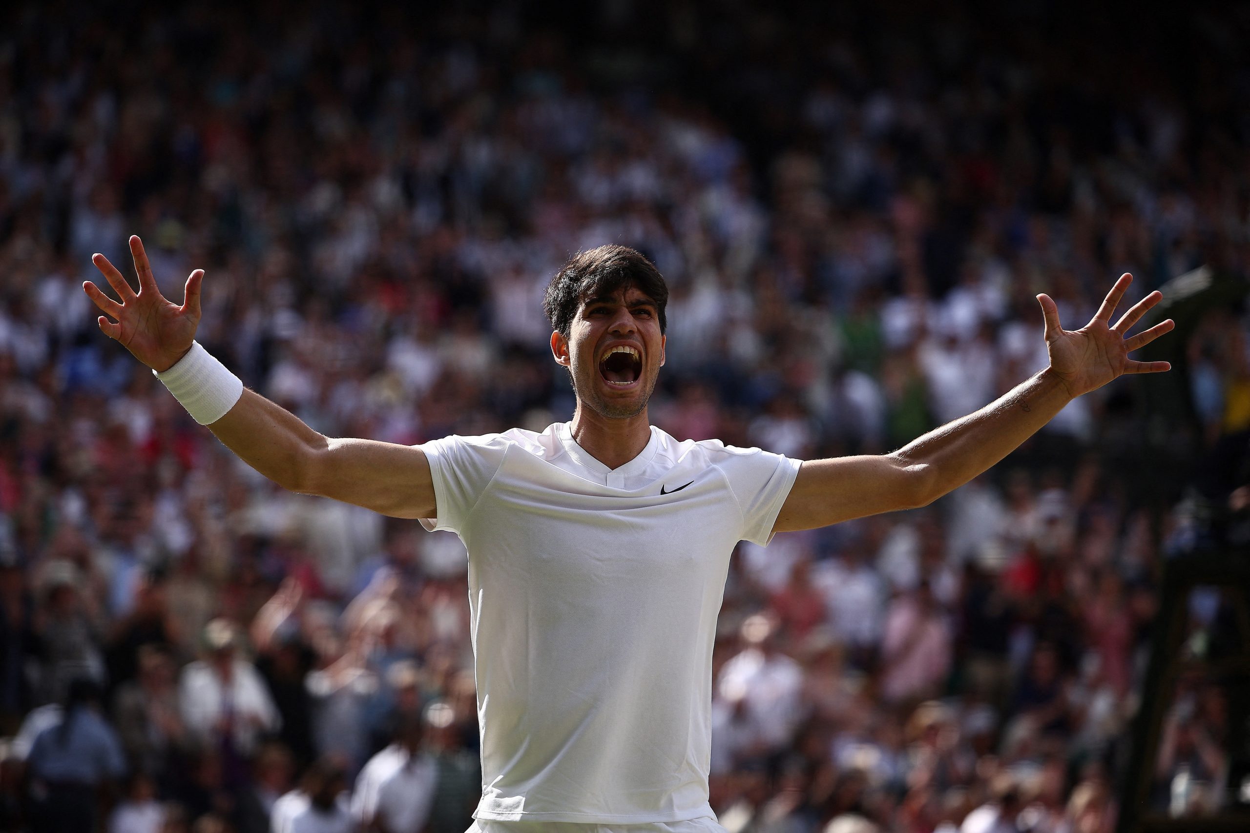 Carlos Alcaraz volta a bater Djokovic e revalida título em Wimbledon