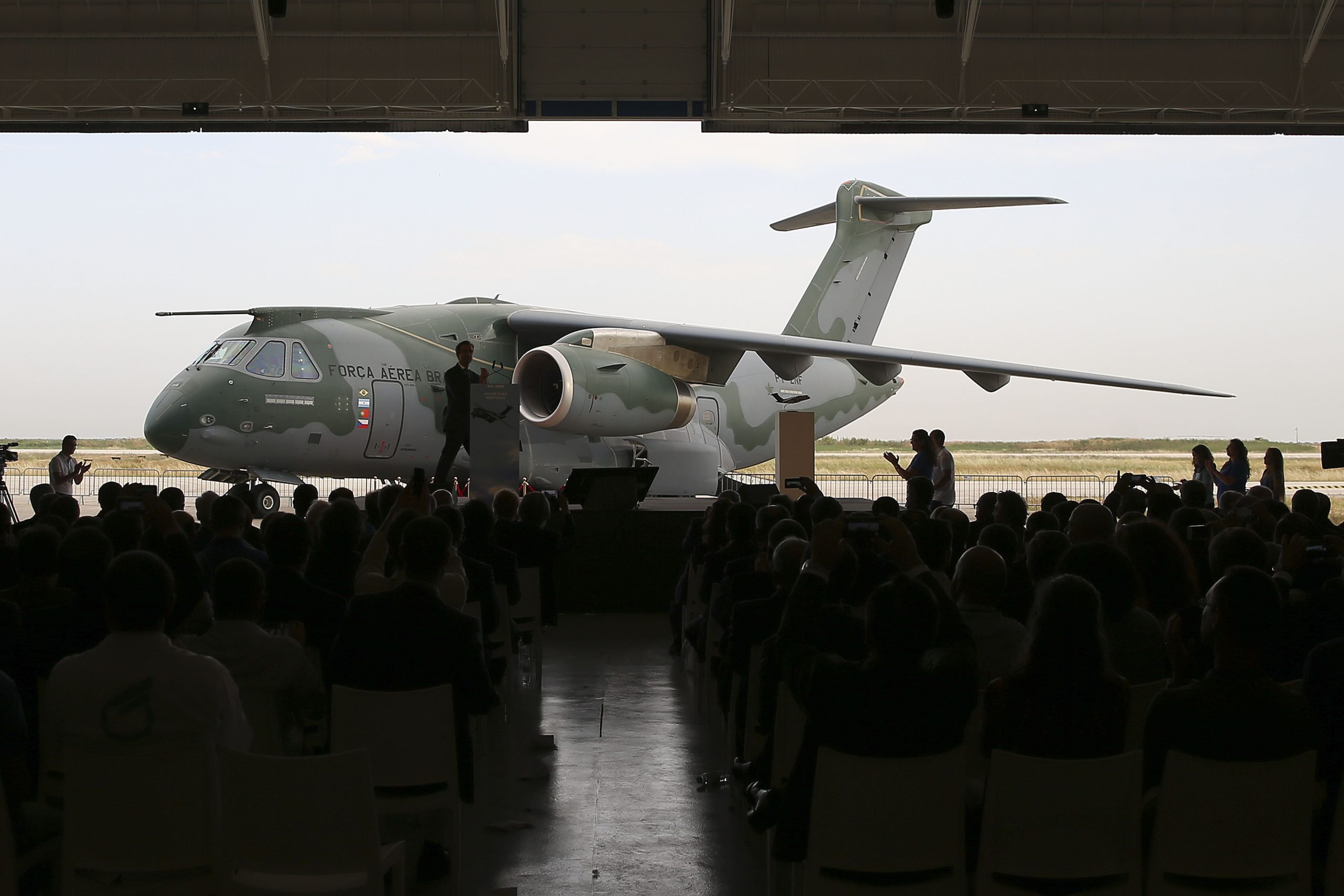 Governo inicia negociação para compra de cinco KC-390 para substituir C-130