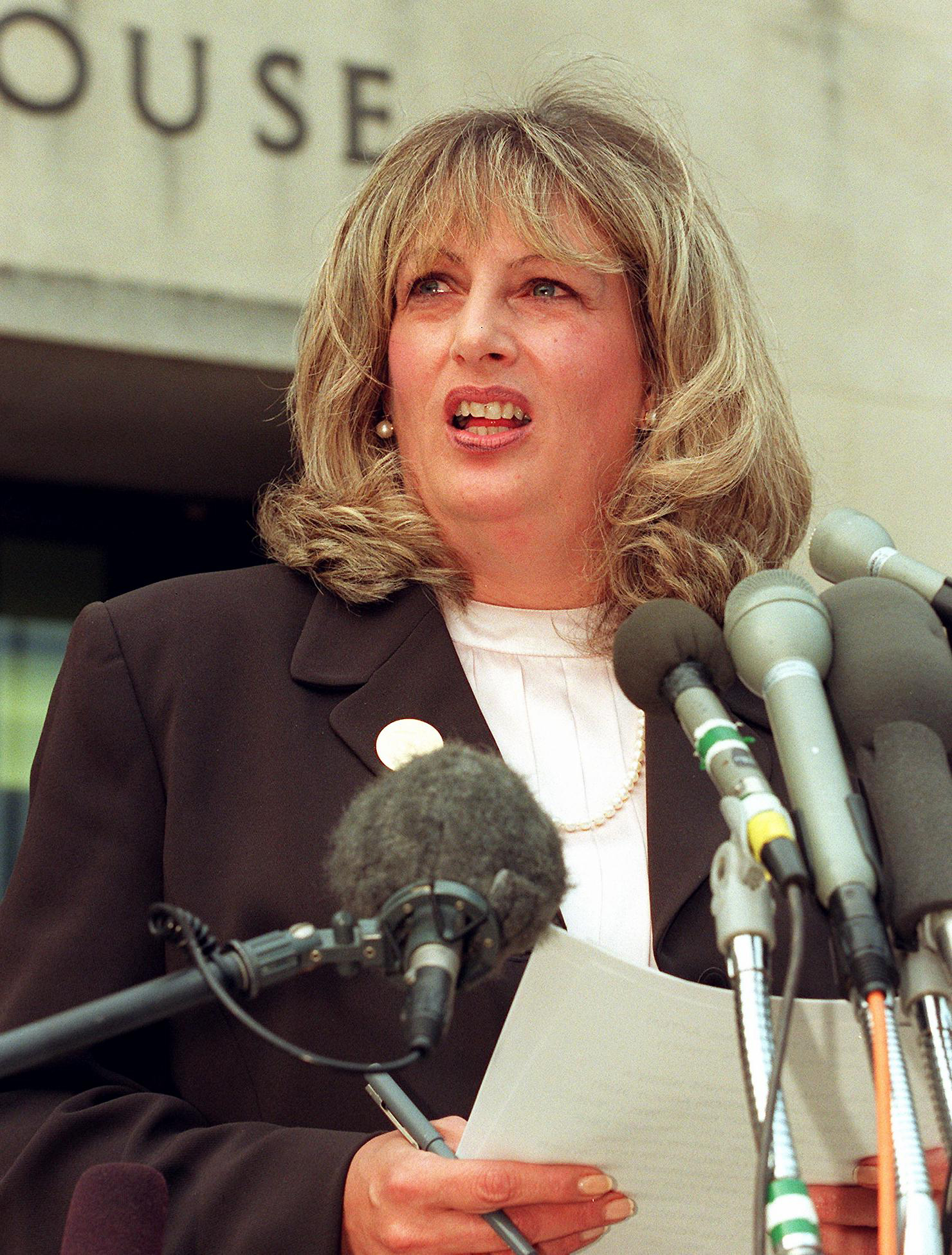 Morreu Linda Tripp, a peça-chave na tentativa de impeachment de Bill Clinton