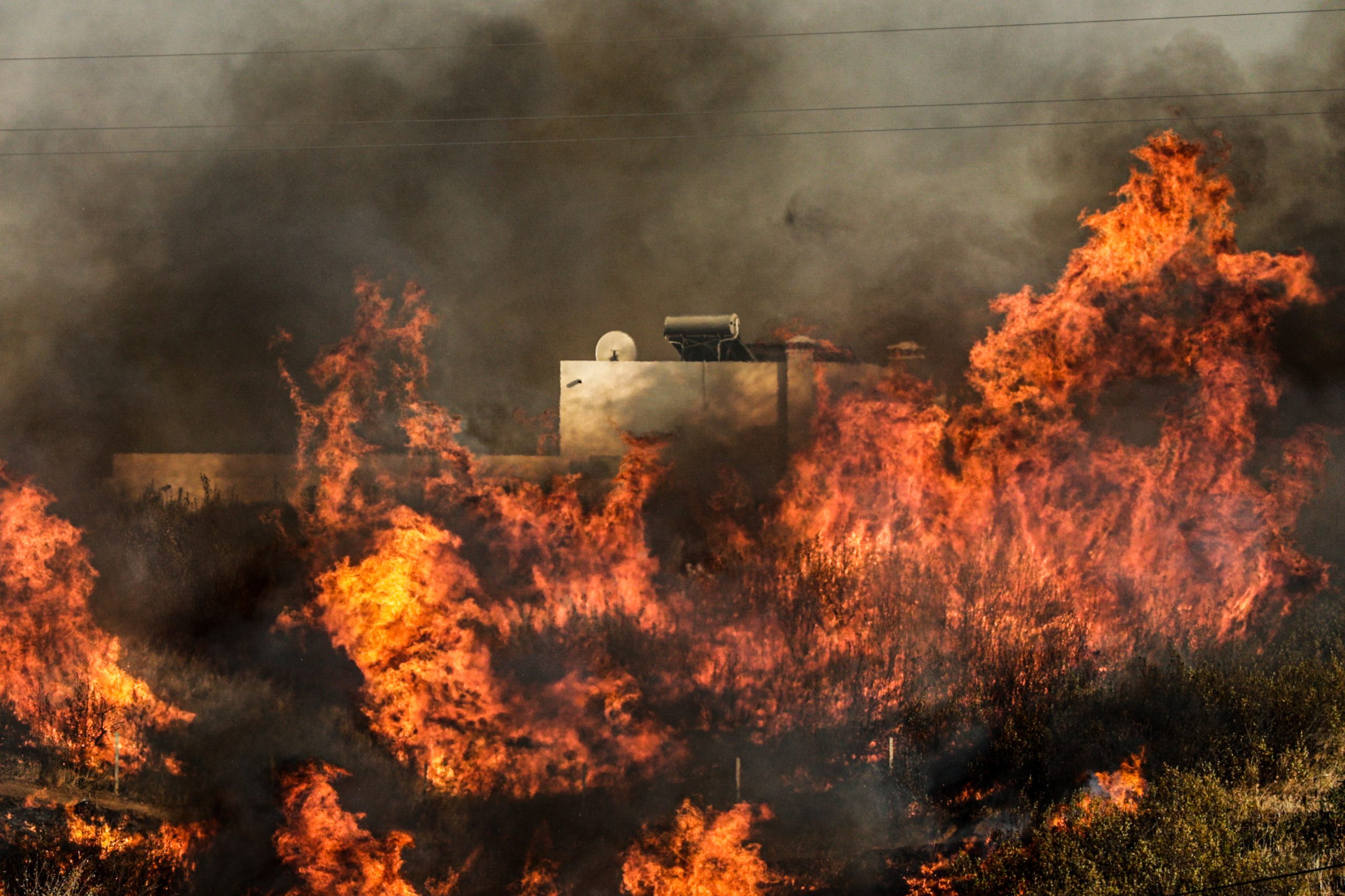 Castro Marim: Prioridade dos bombeiros é tentar travar expansão do fogo a sul, onde existe mais população