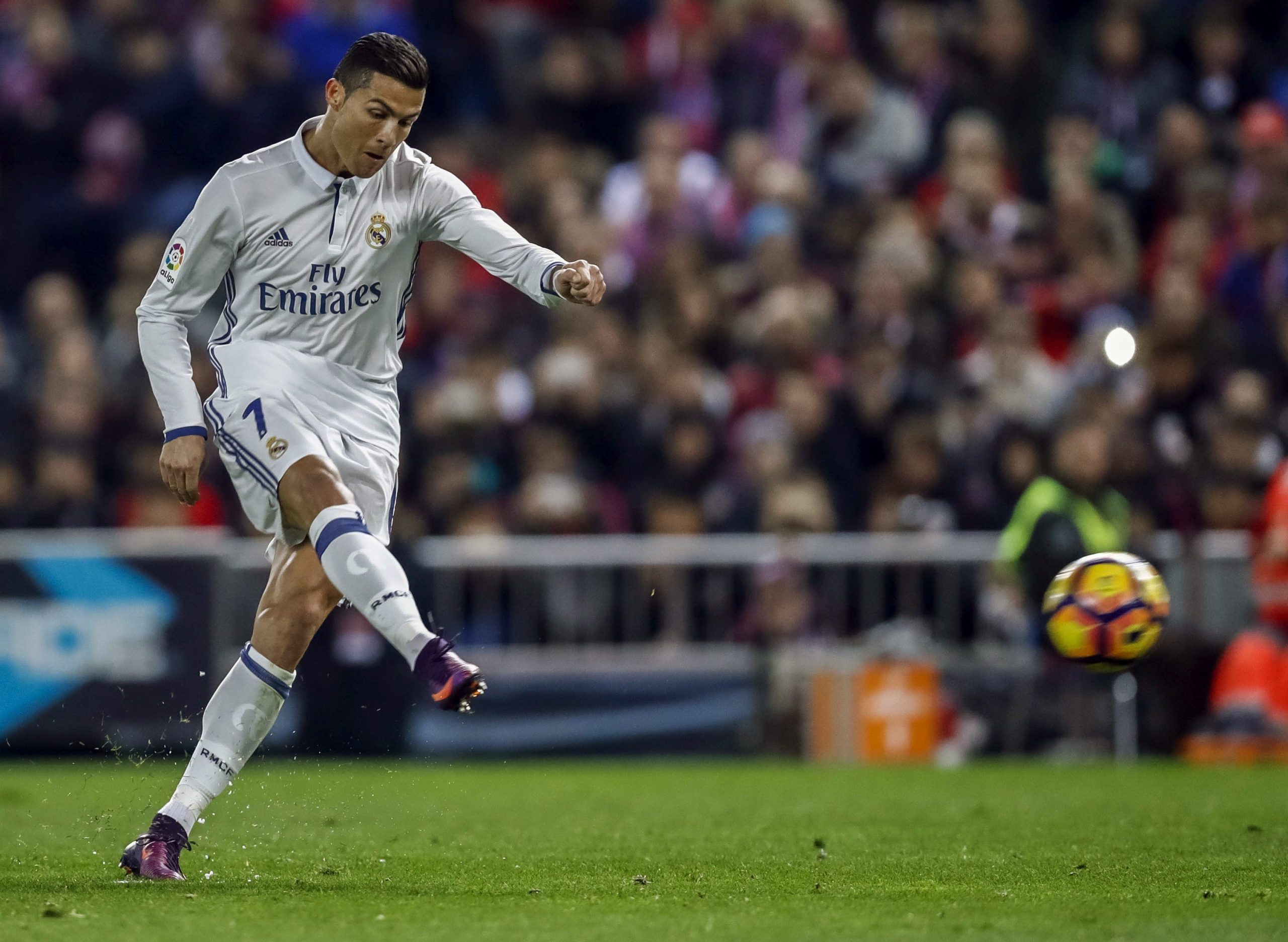 Cristiano Ronaldo resolve dérbi madrileno com histórico ‘hat-trick’ no Calderón