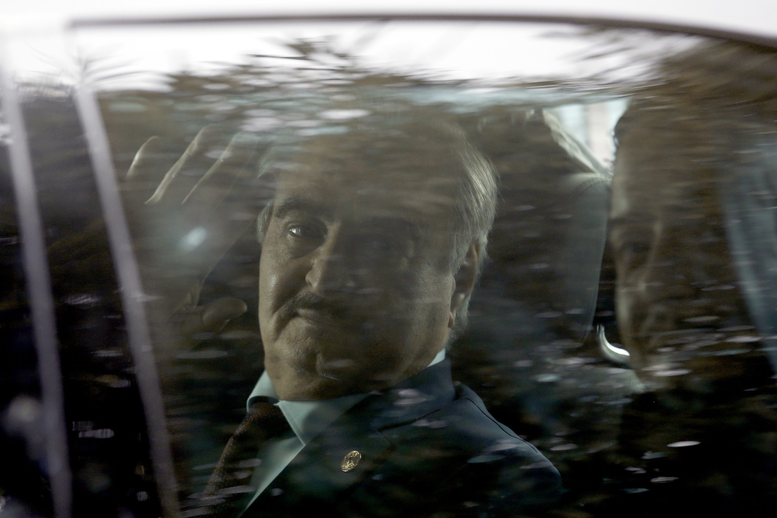 Haftar suspende funções militares para se candidatar às presidenciais de dezembro