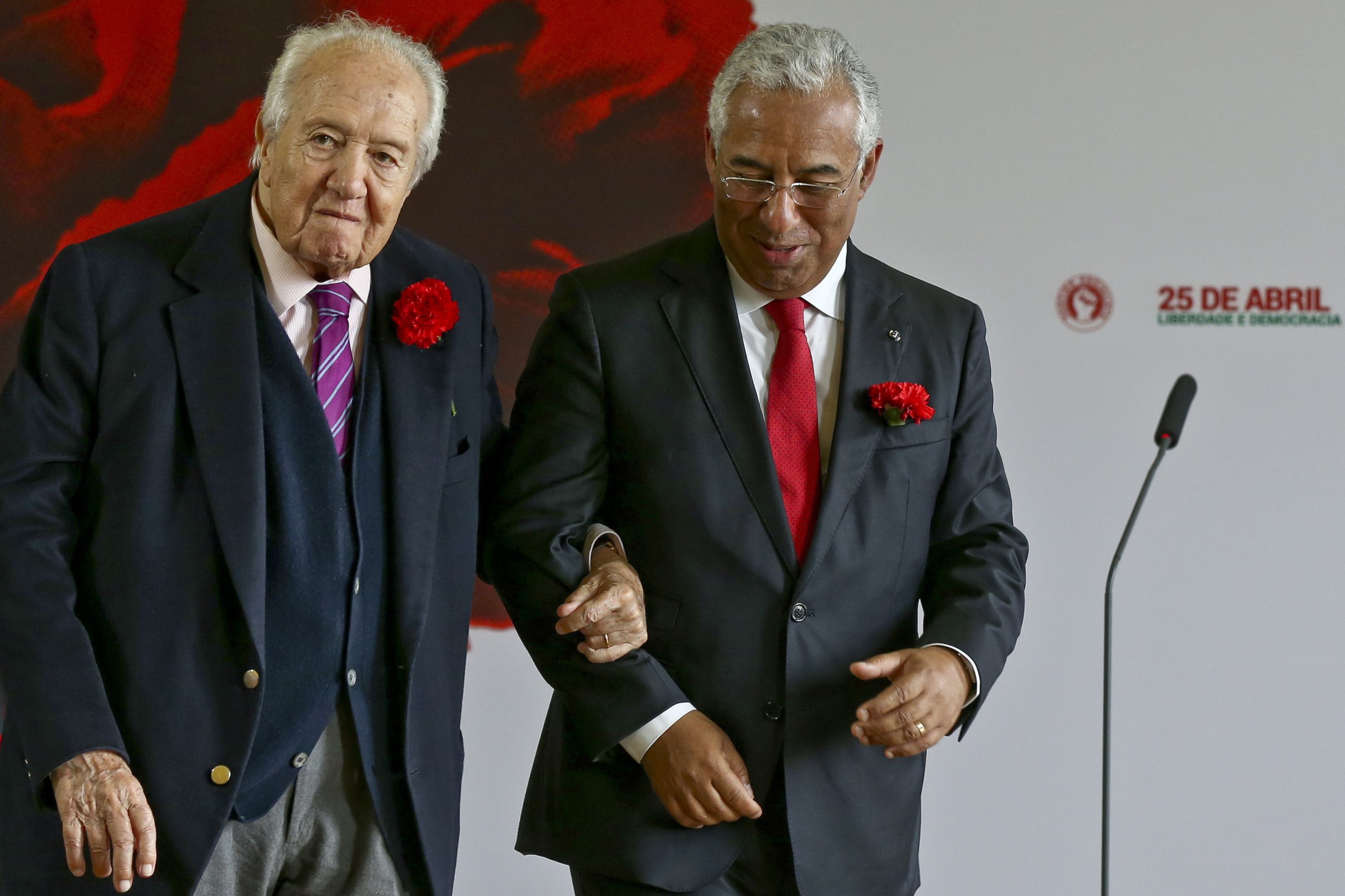 Mário Soares: Governo decreta três dias de luto nacional e funeral com honras de Estado