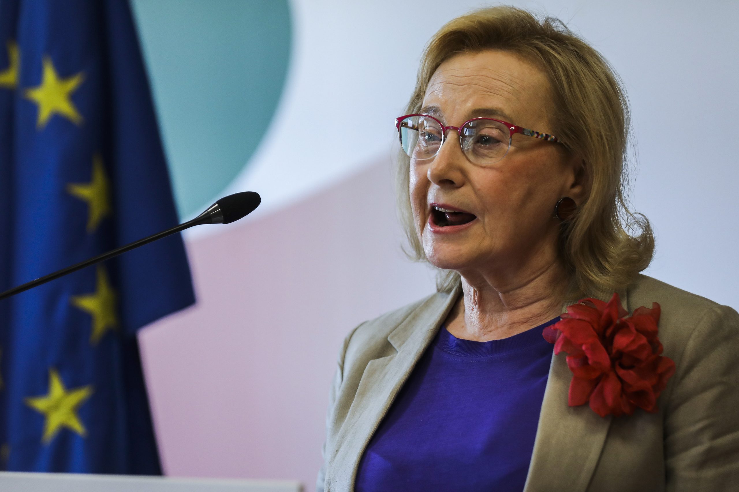 DGS alerta que máscara deve continuar a ser usada em “aglomerados populacionais e contextos especiais”