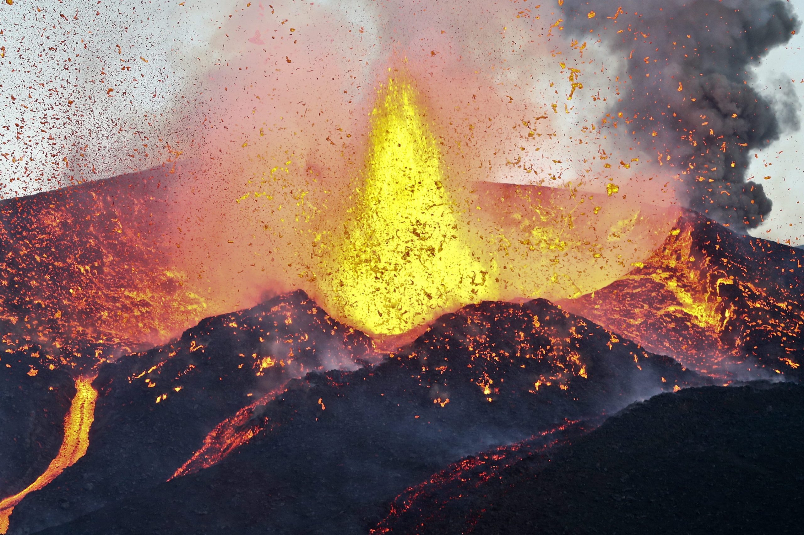 México: centenas de pessoas foram deslocadas devido à lava de vulcão em Colima