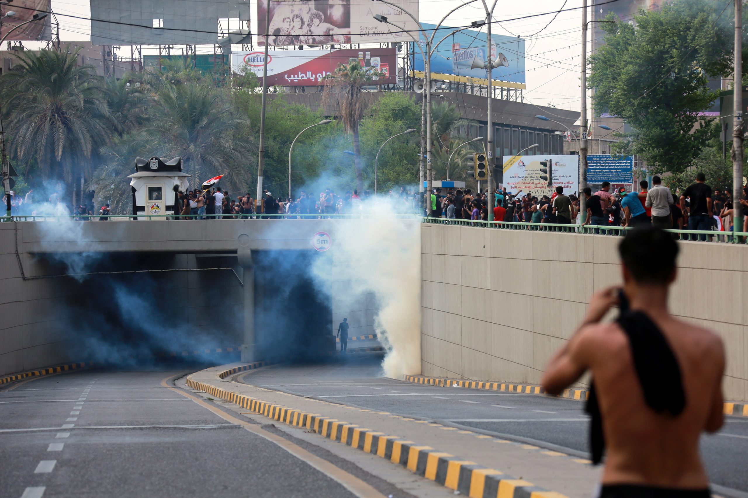 Forças de segurança disparam balas reais para dispersar manifestantes em Bagdad