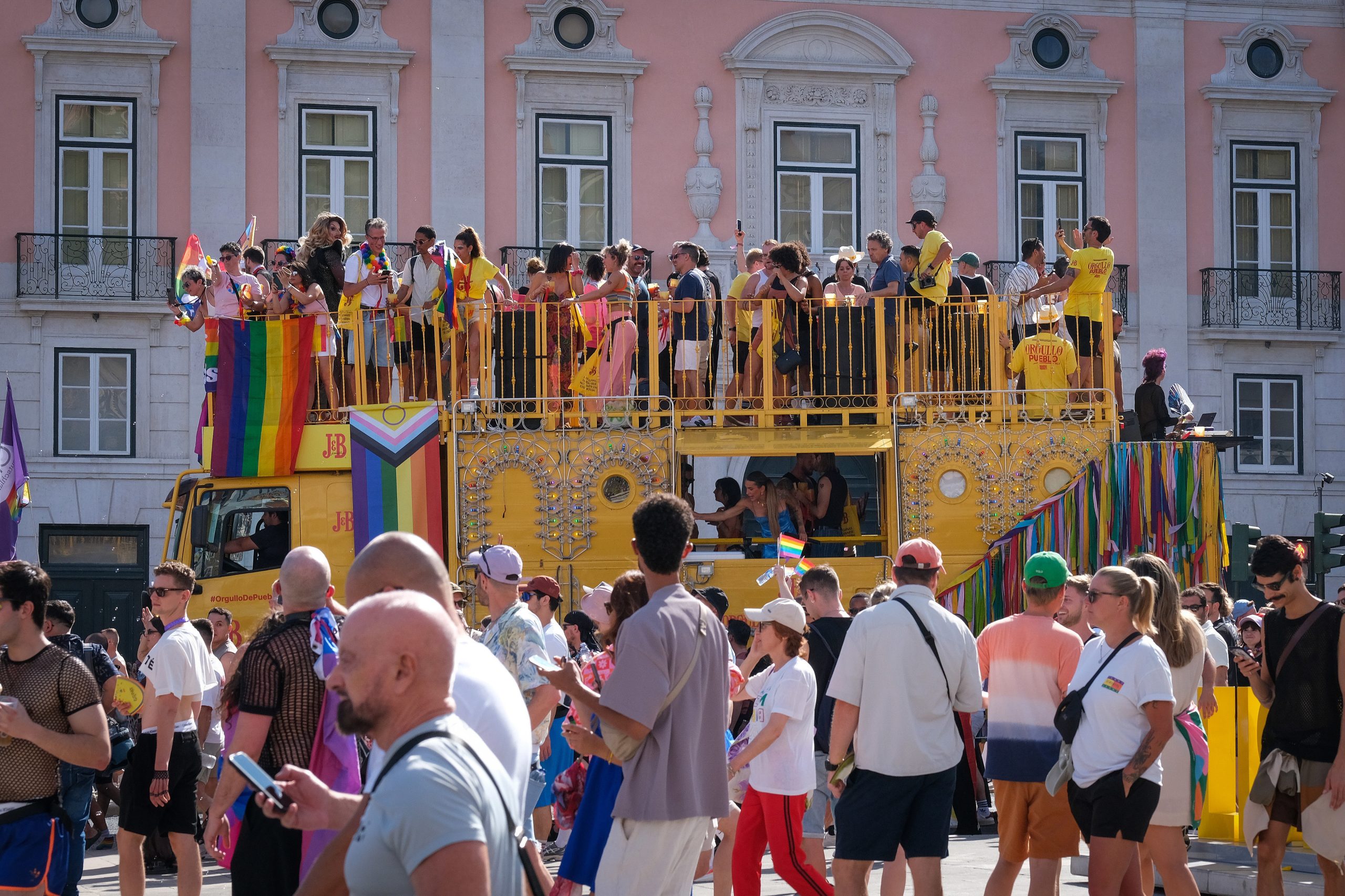 O arco-íris invadiu a  Avenida da Liberdade com muito orgulho e pela liberdade e igualdade LGBTI+
