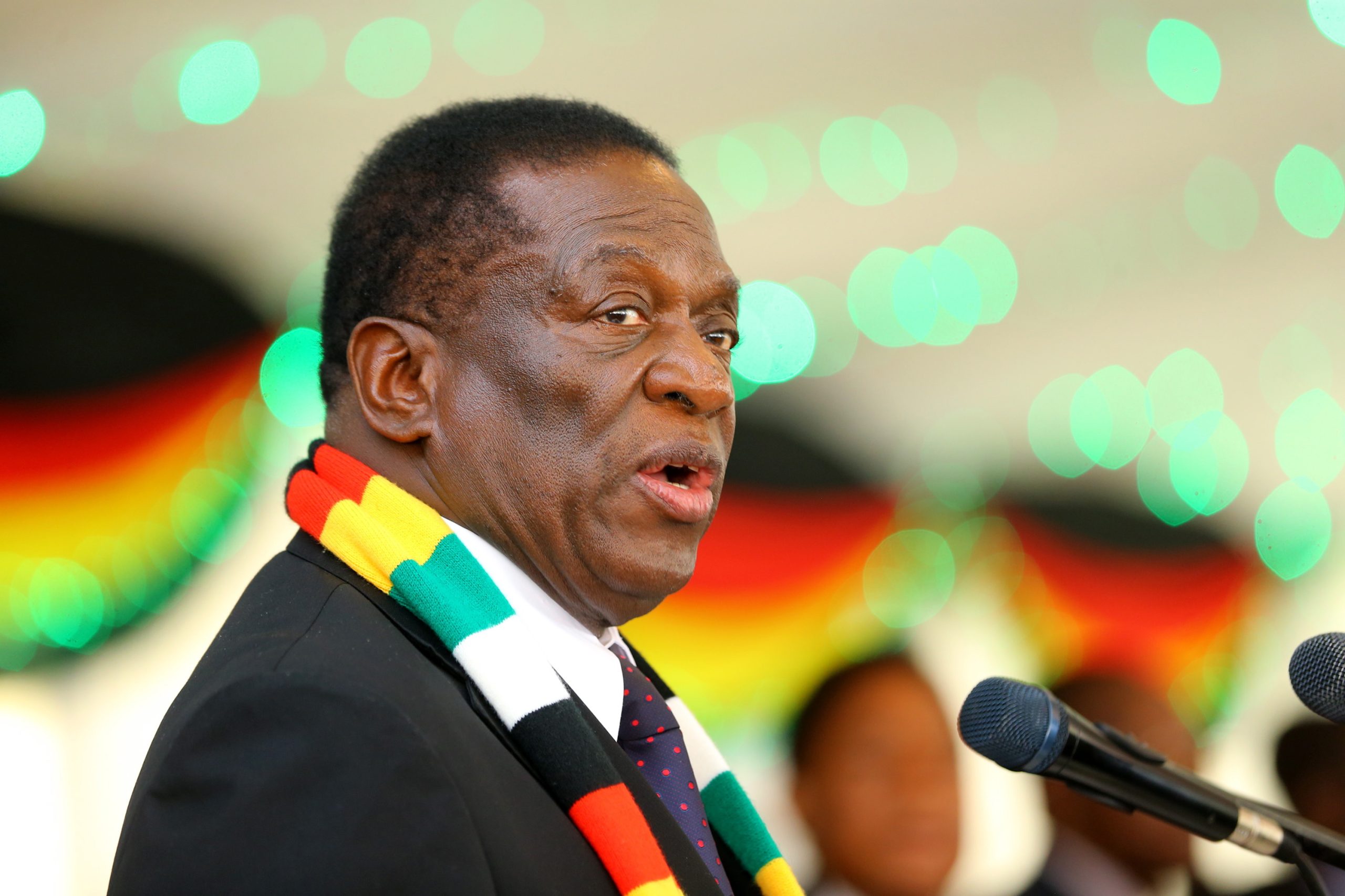 Presidente do Zimbabué oferece terras a Donald Trump para campo de golfe