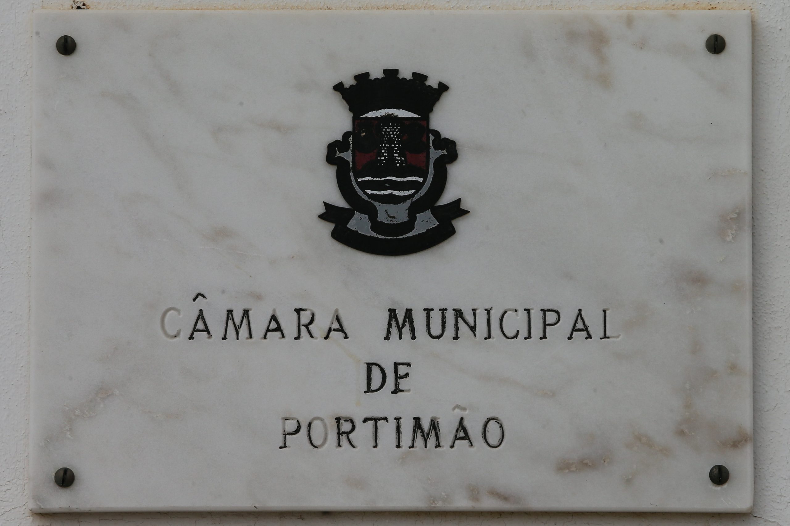 Covid-19: PSD/Portimão propõe moção de censura a presidente da Câmara por toma indevida de vacina