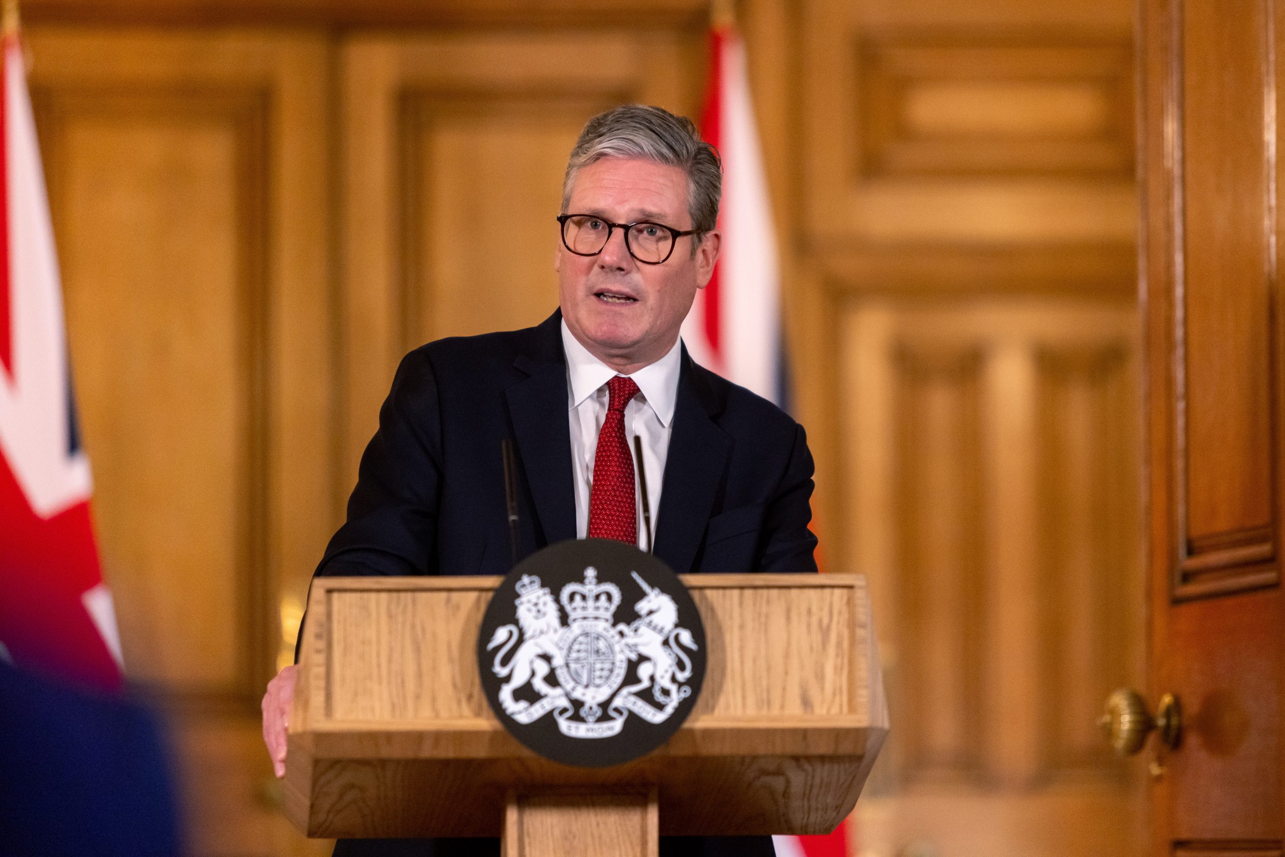Starmer quer condenações “rápidas” para os desordeiros. Primeiro ministro britânico condena violência no país