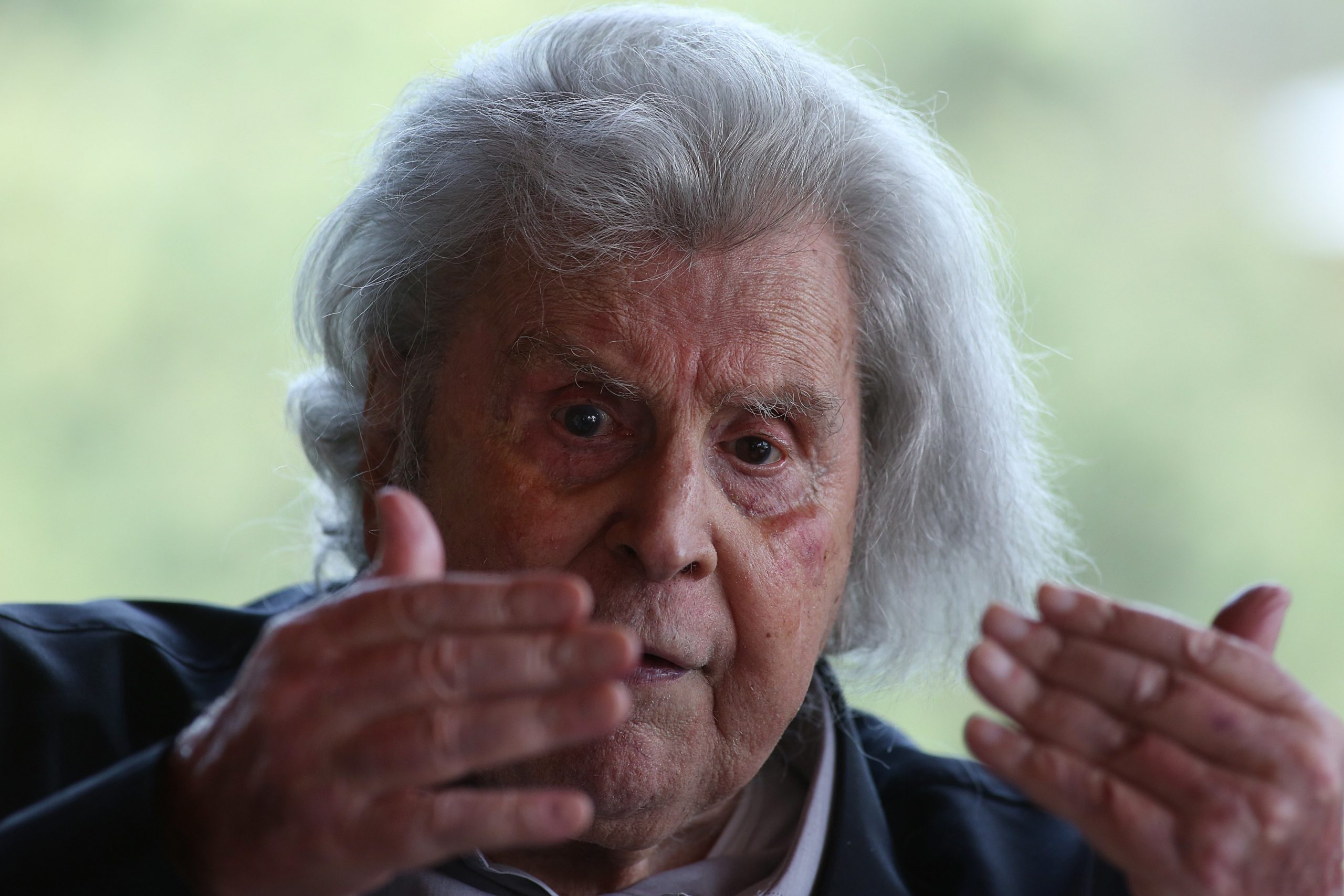Compositor grego Mikis Théodorakis hospitalizado