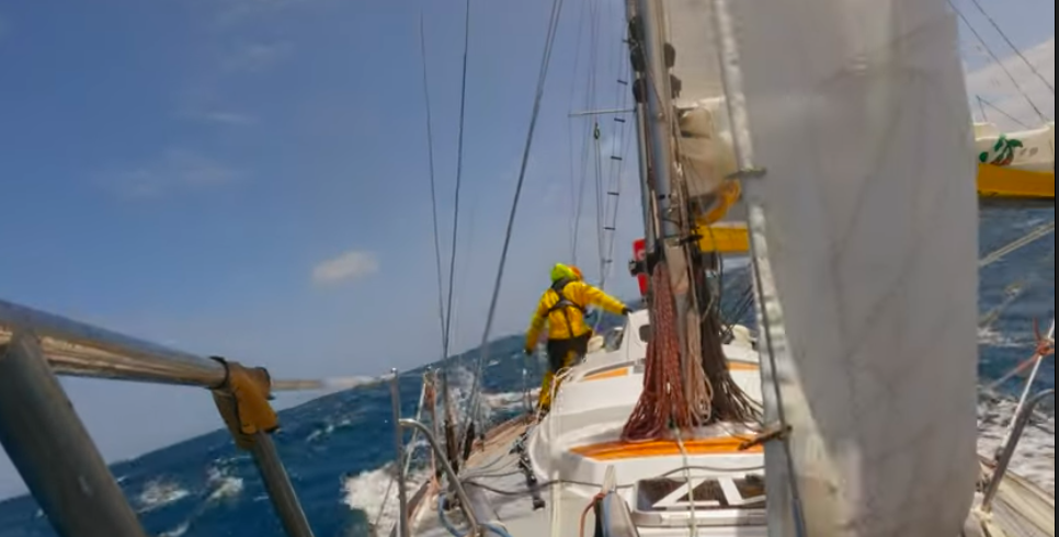 249 dias sozinho no mar acompanhado por 250 latas de sardinha