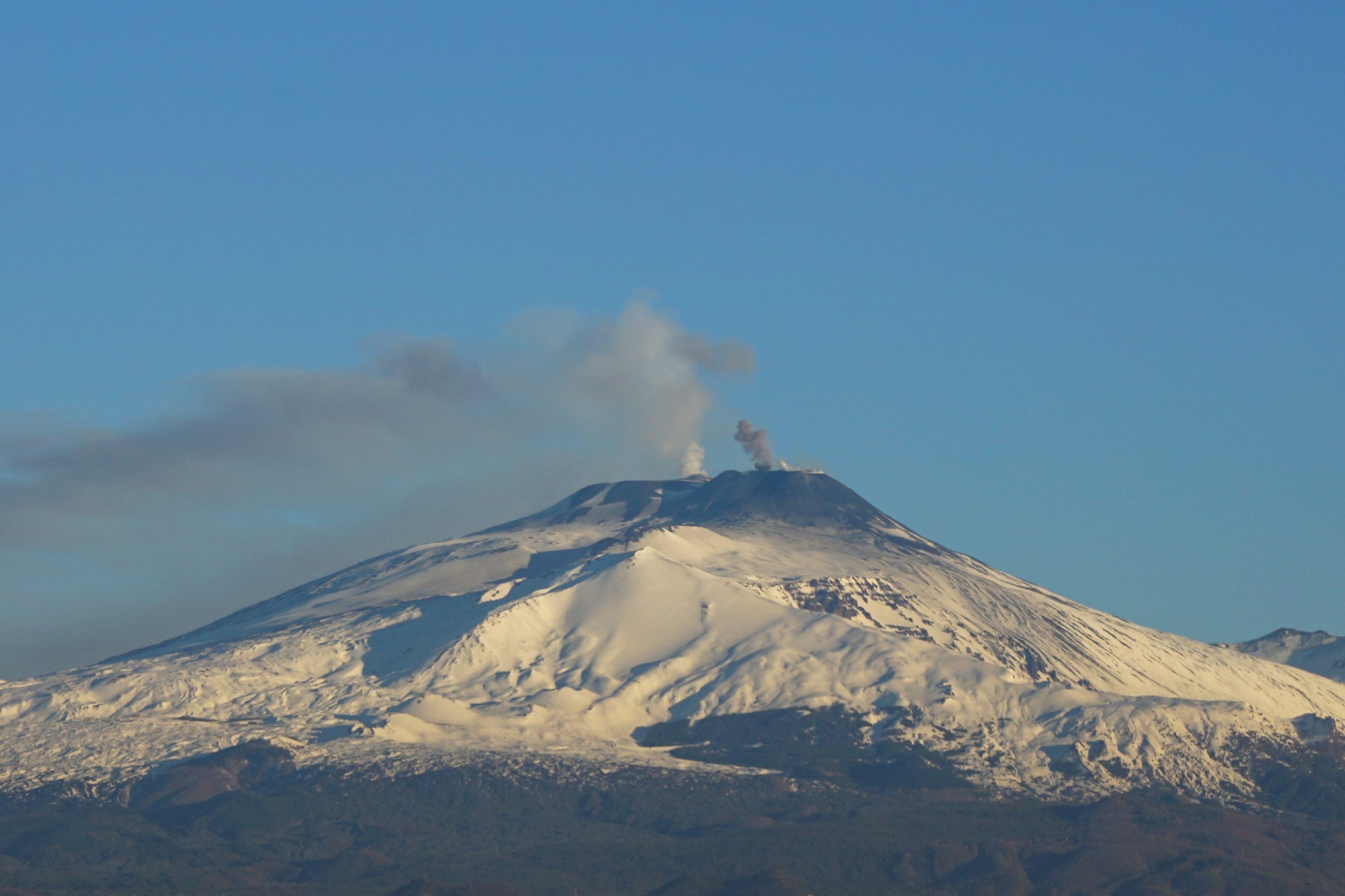 O mistério do “homem do Etna”. Polícia italiana encontra restos mortais numa caverna
