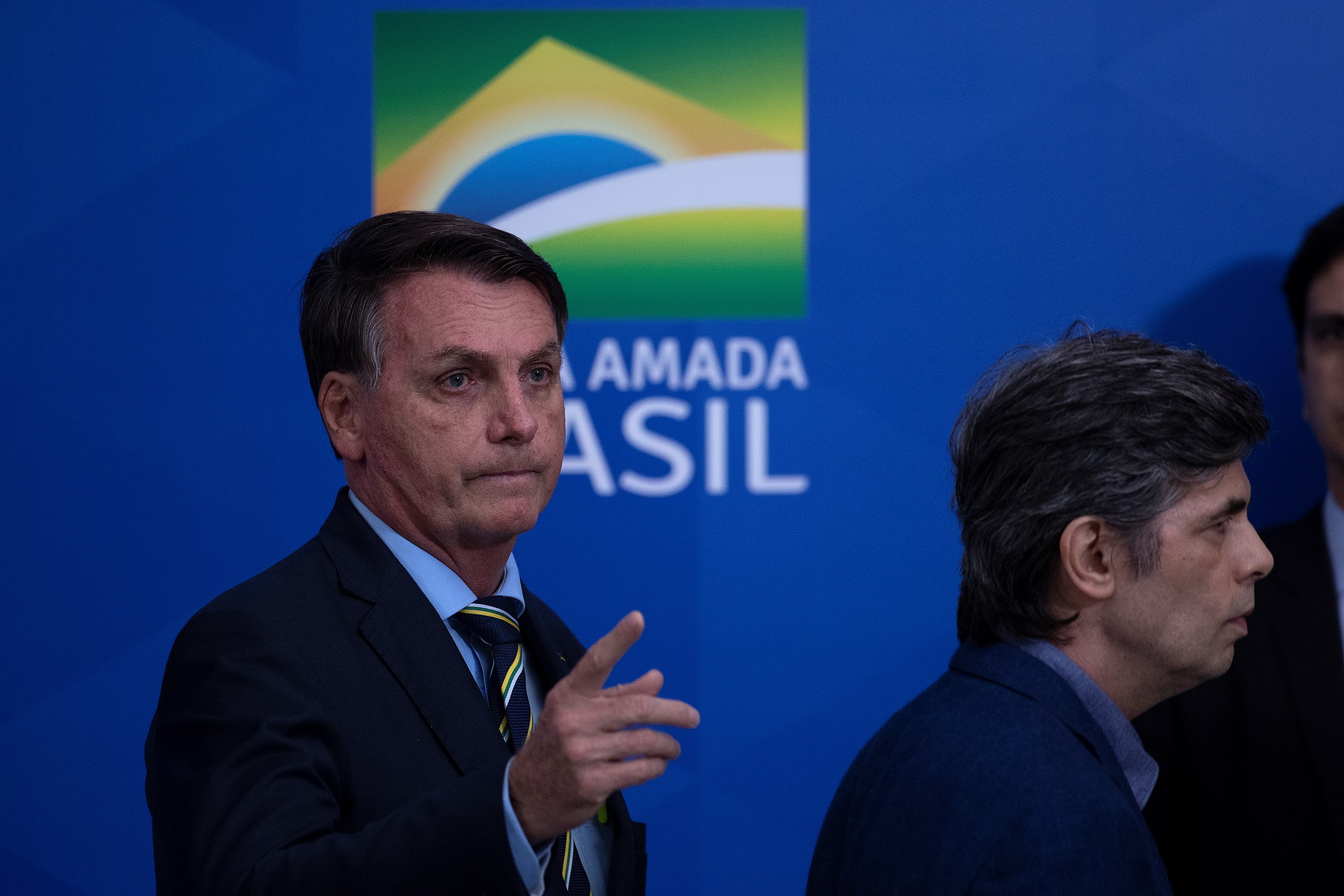 Covid-19: Ministro da Saúde do Brasil diz que escolheu sair e deixa plano pronto