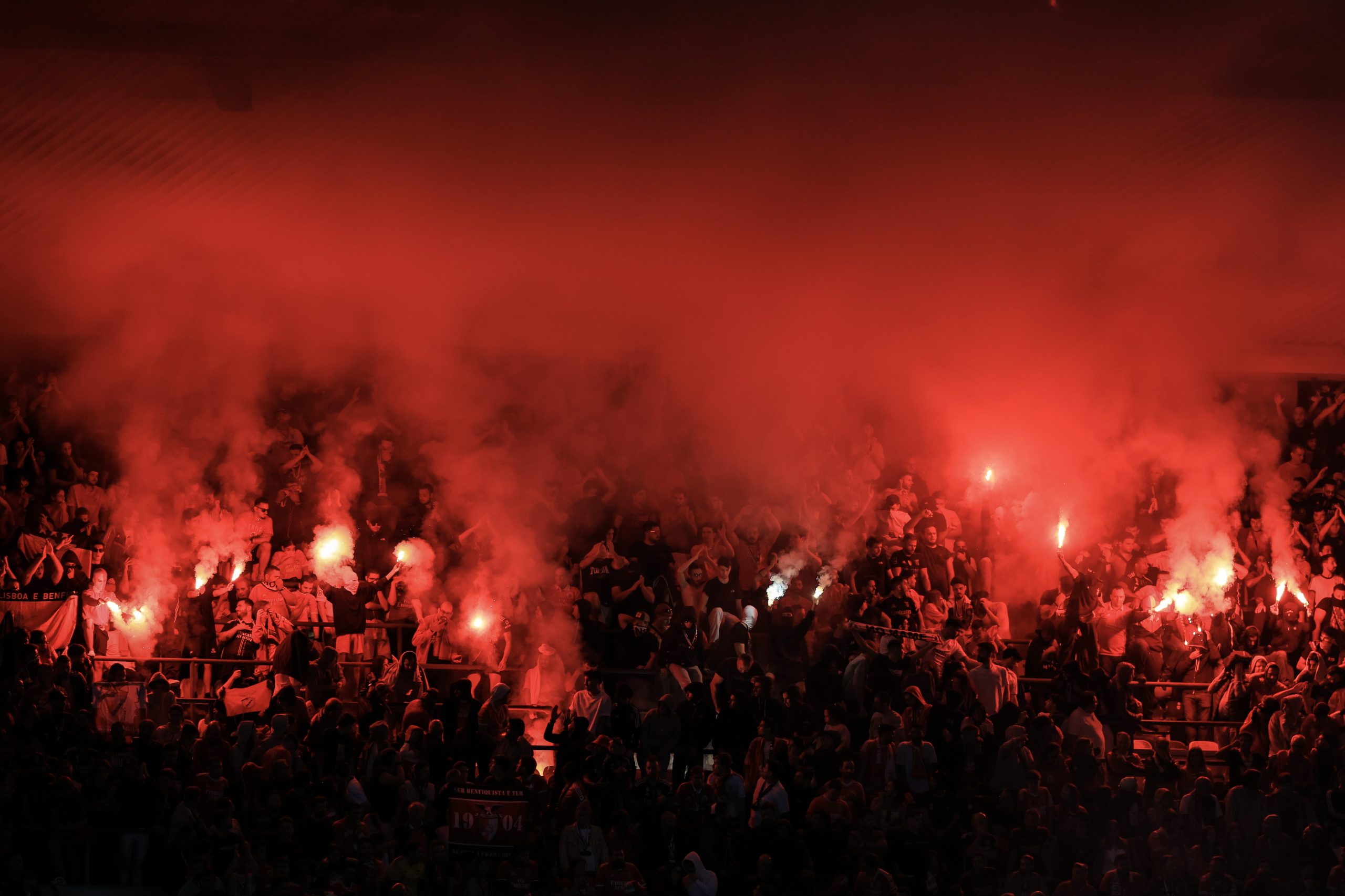 Número de apreensões de petardos e very lights aumentou no último ano em recintos desportivos