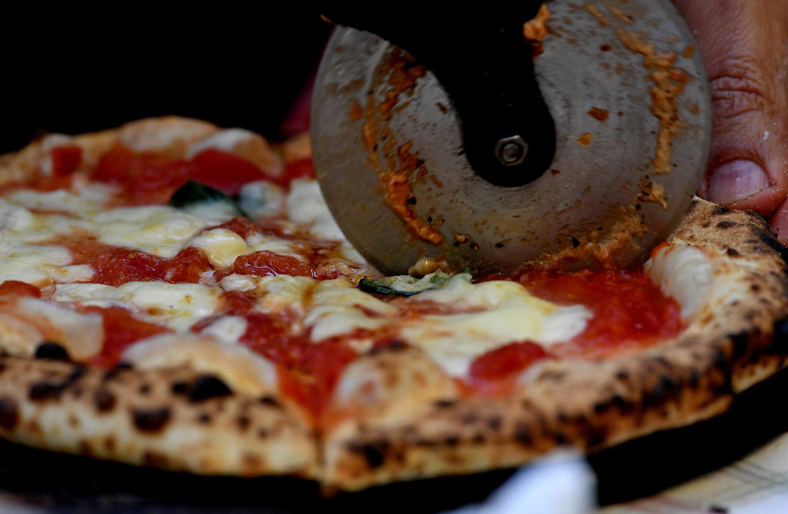 EUA. Pizza gratuita em troca de ‘borlas’ no parque de estacionamento levou ao despedimento de 4 fiscais