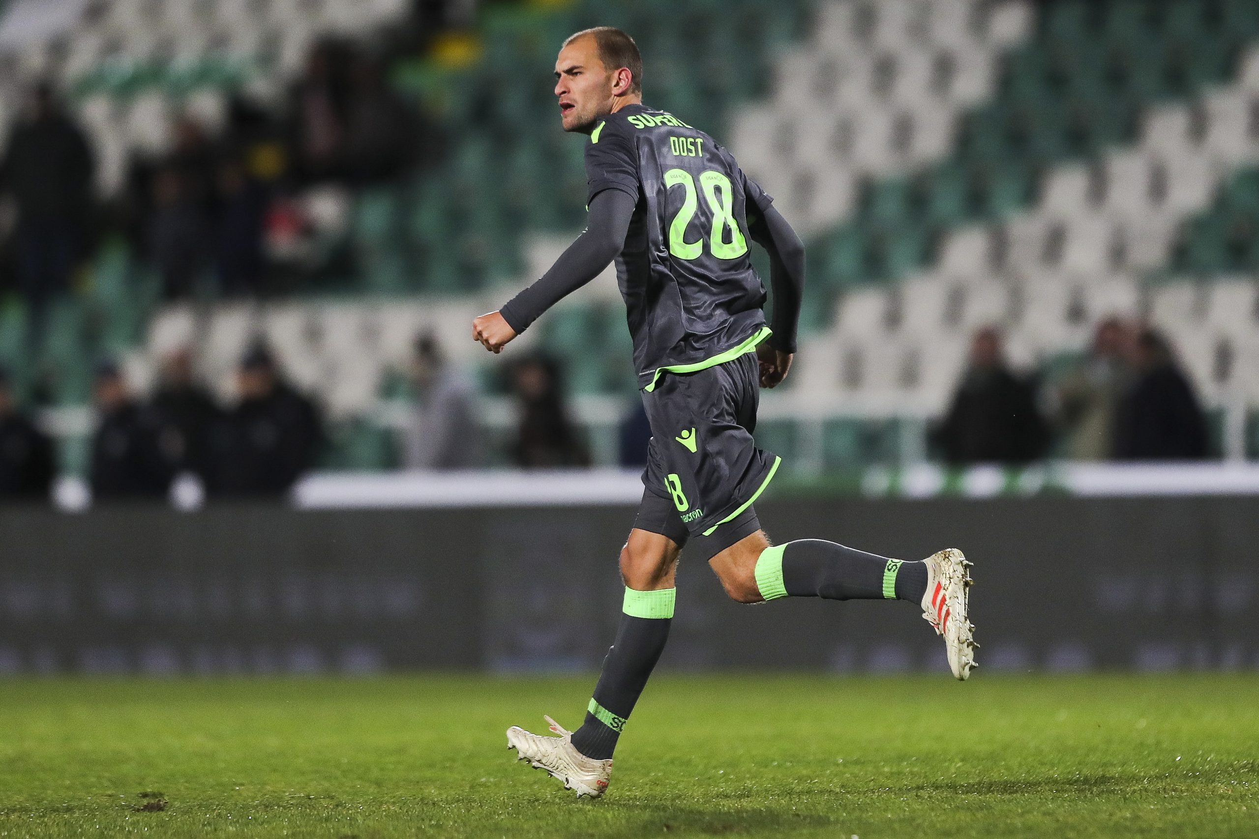 Sporting empata no Bonfim reduzido a 10