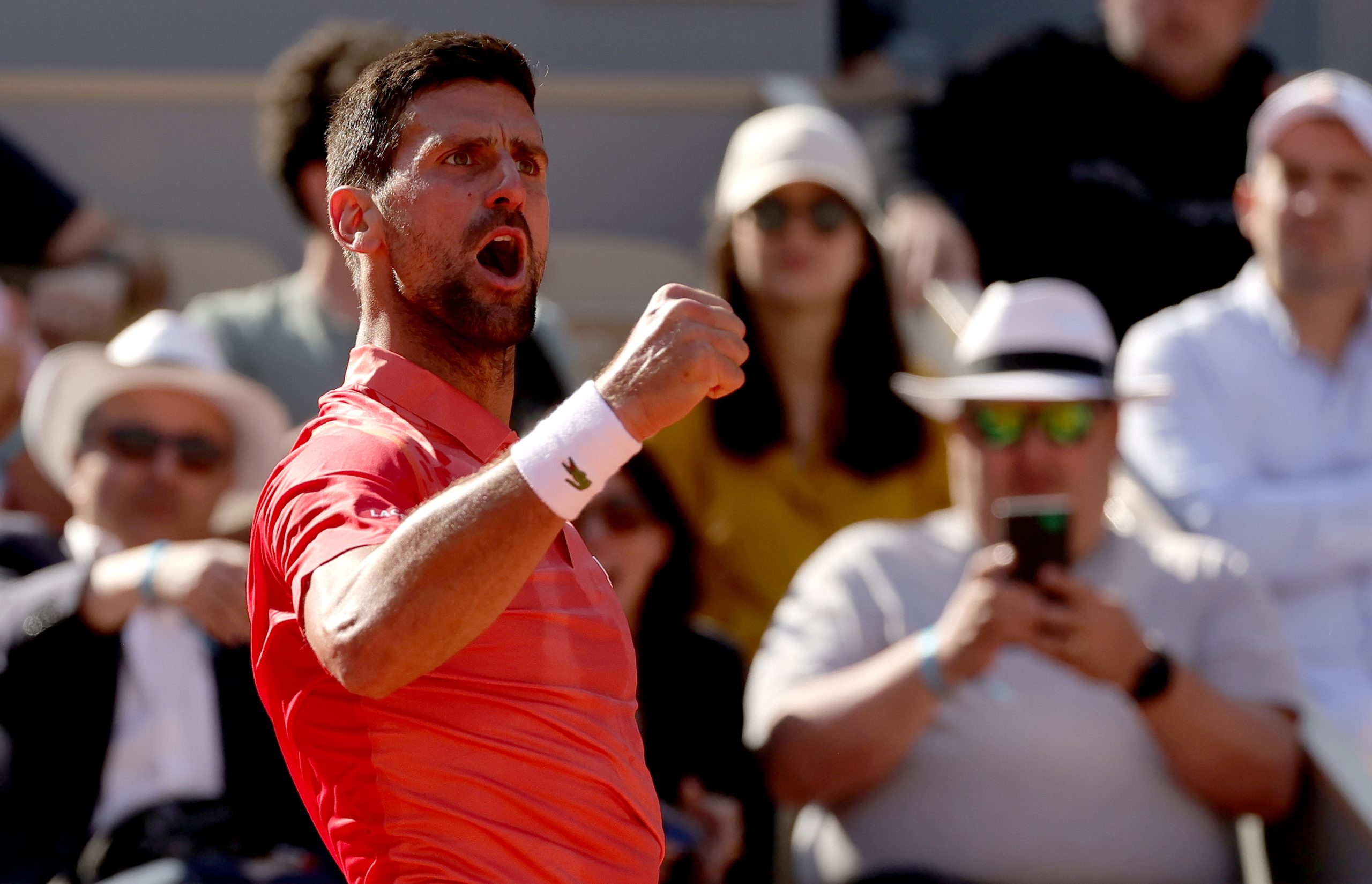 Djokovic elimina Davidovich Fokina para chegar aos ‘oitavos’ de Roland Garros