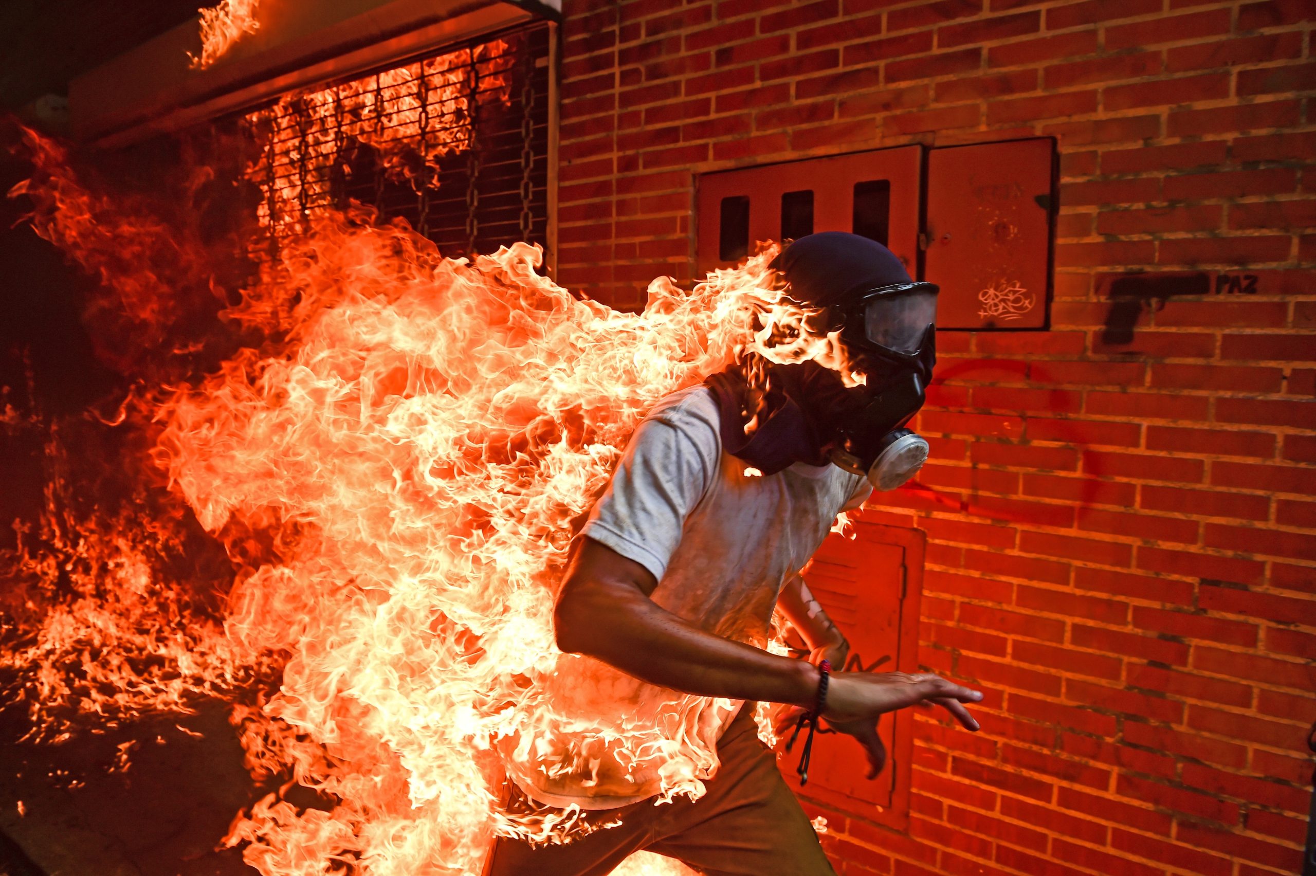 Imagem de manifestante em chamas na Venezuela vence World Press Photo