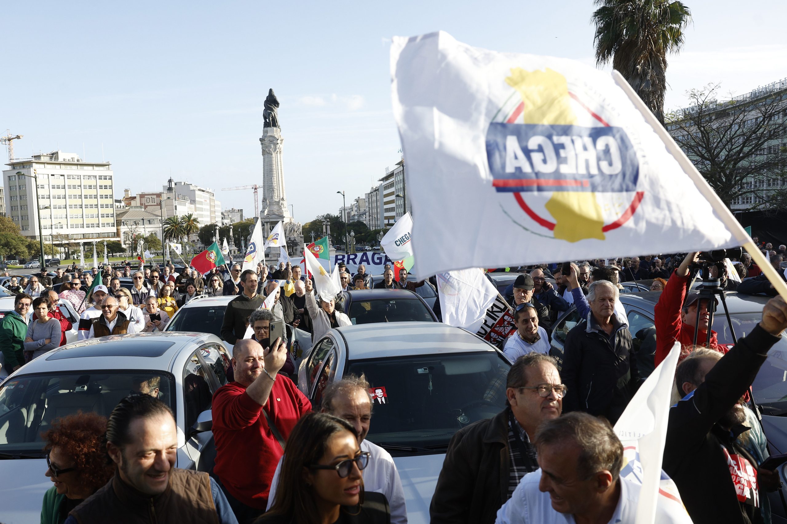 Centenas de manifestantes contra aumento do IUC em buzinão do Chega