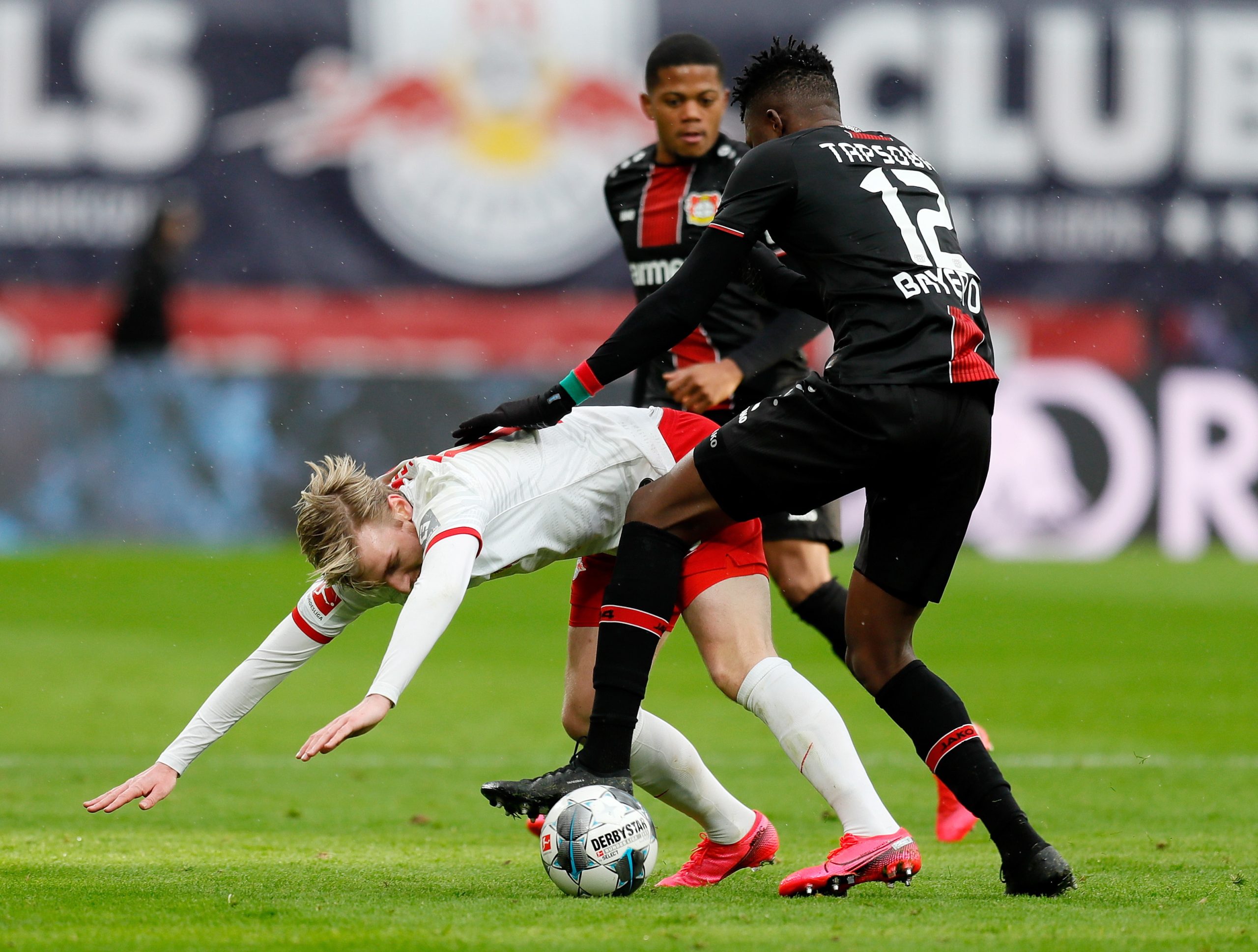 Leipzig tropeça em casa ante Leverkusen e perde terreno para o líder Bayern