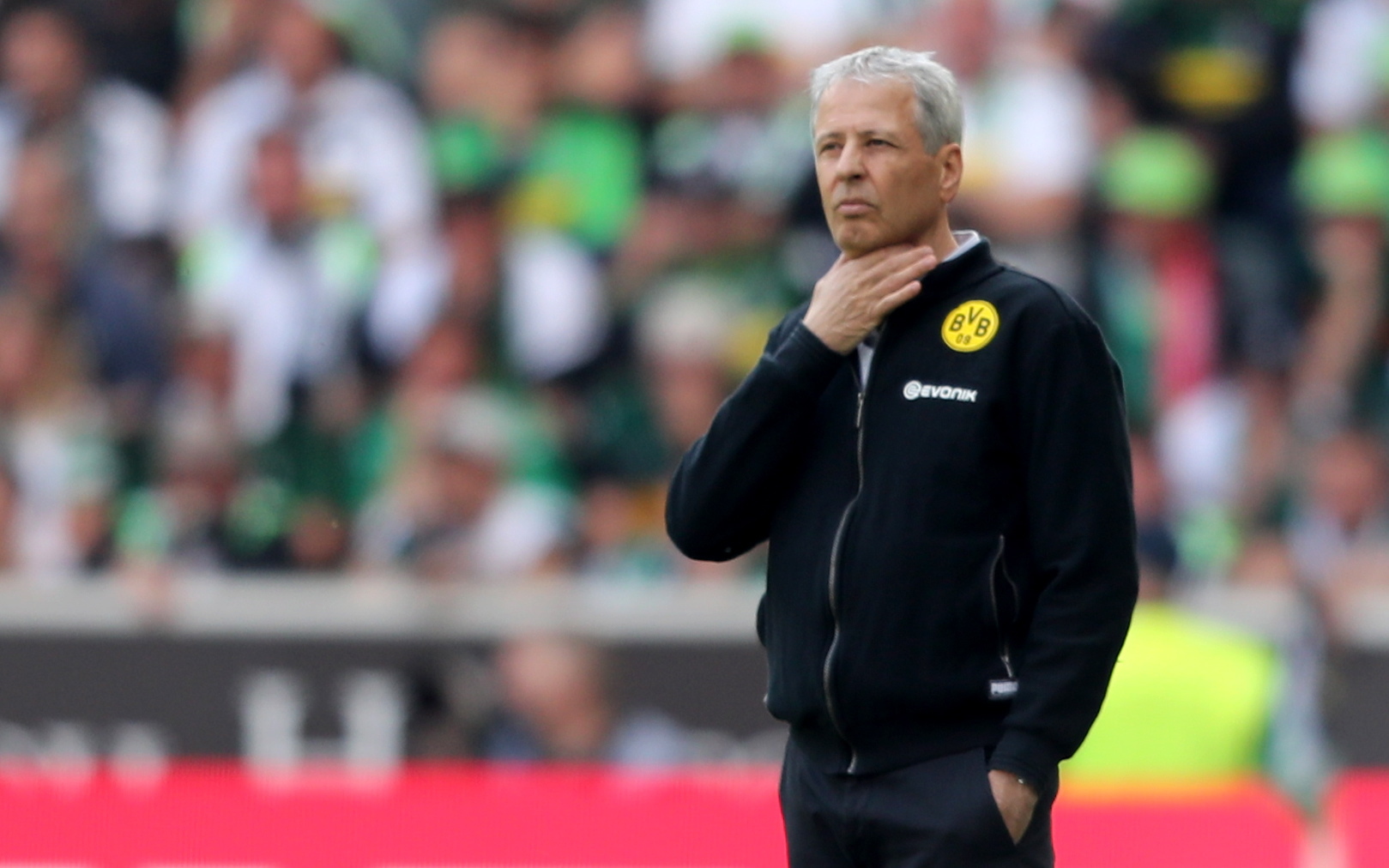 Favre nega que esteja de saída do Dortmund. “Tenho contrato e vou cumpri-lo”