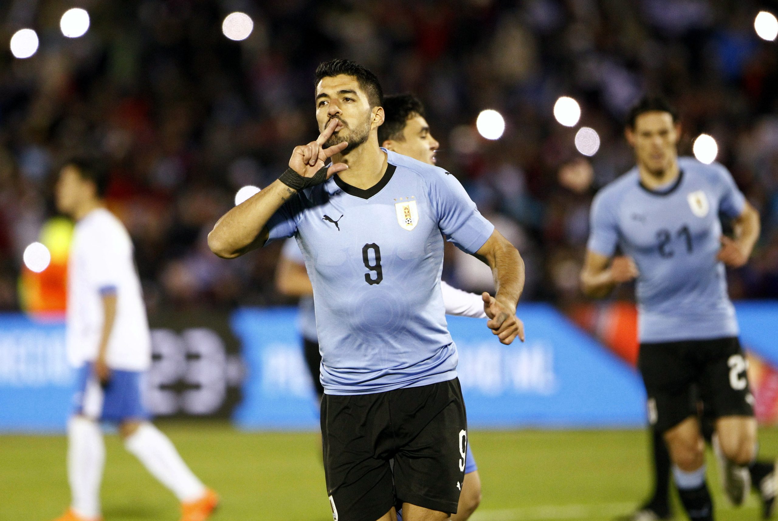 Uruguai vence Uzbequistão por 3-0, com Maxi Pereira a titular