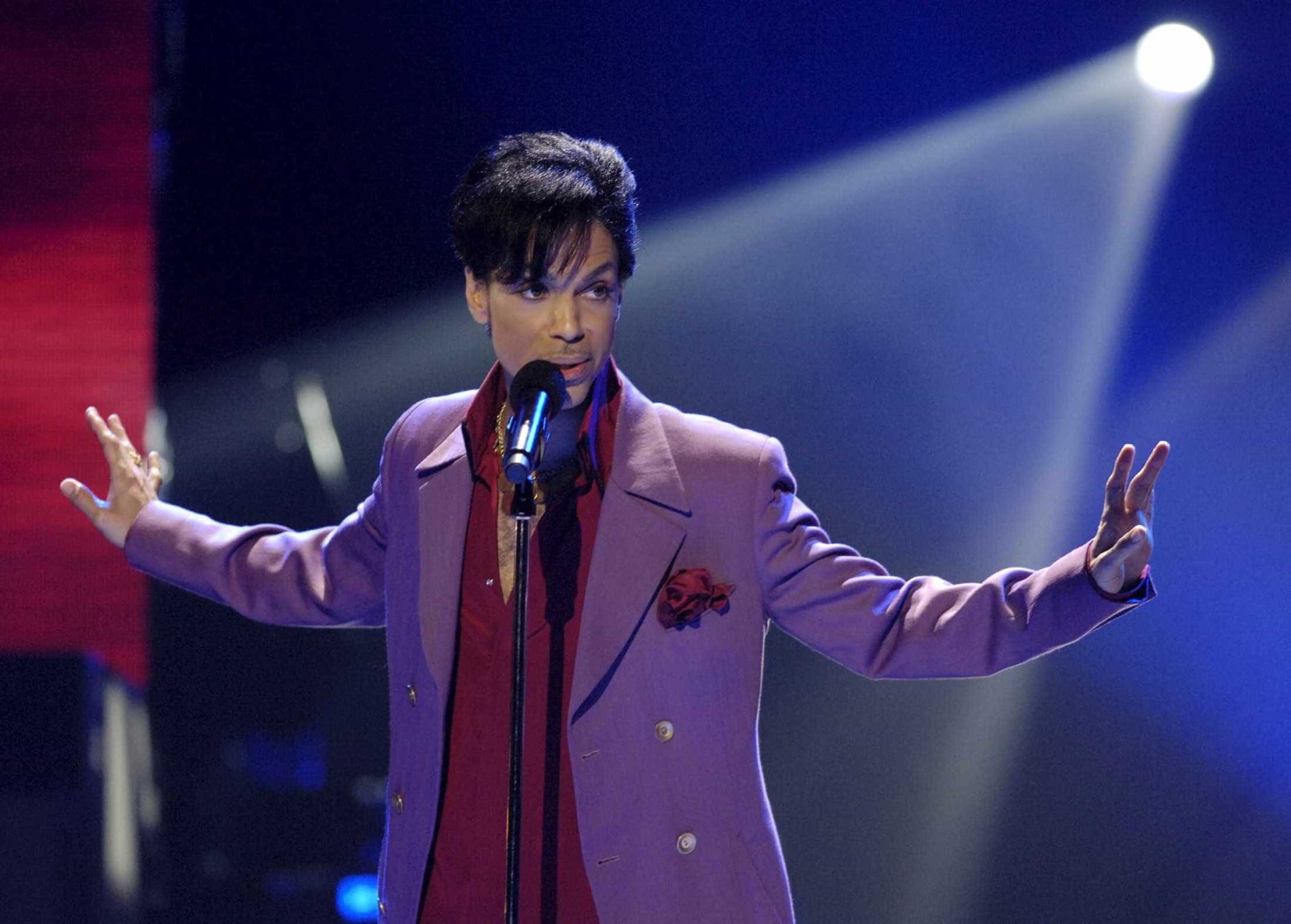 Álbum inédito de Prince chega hoje às lojas