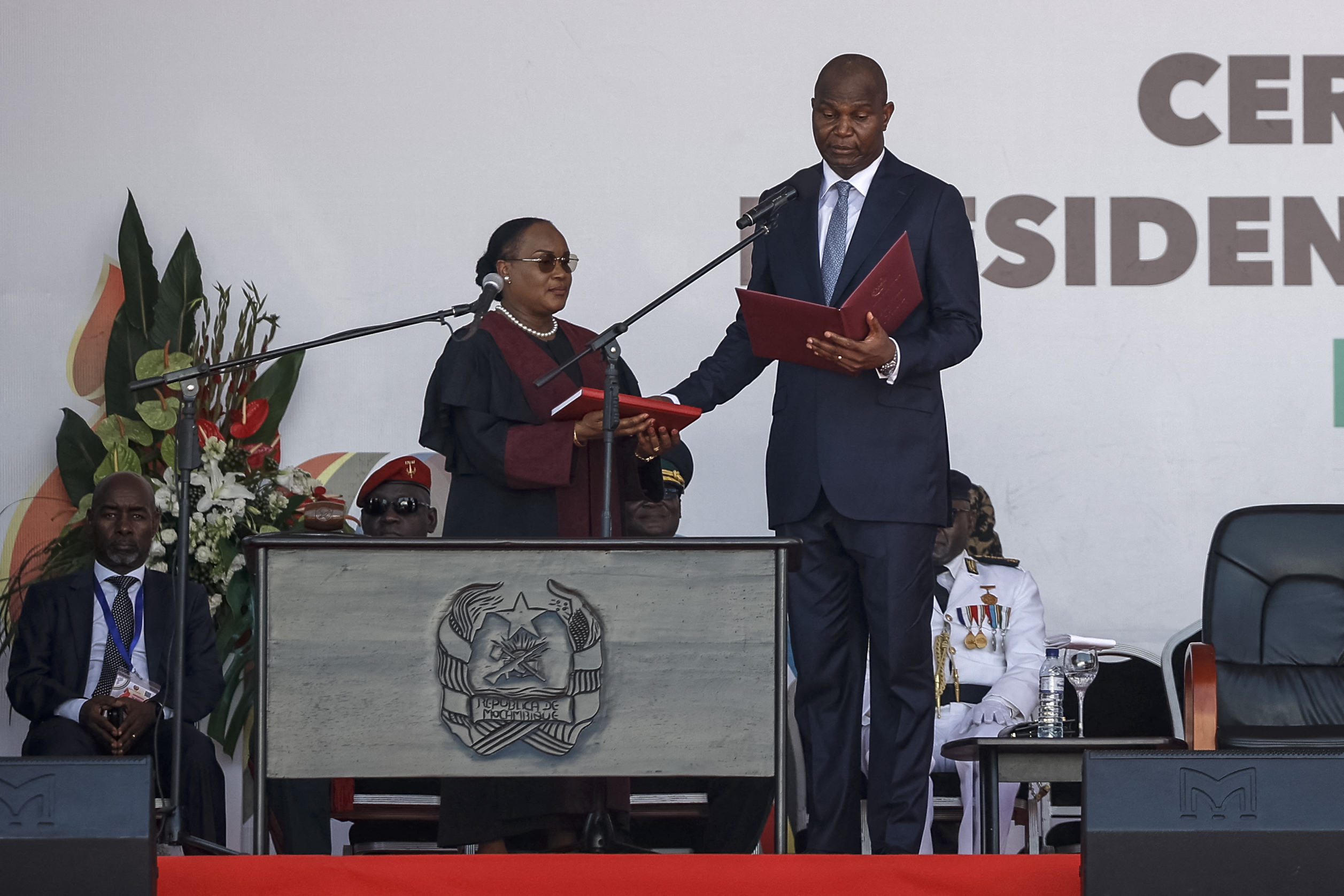 Três meses após eleições, Chapo investido presidente. “Moçambique não pode continuar com lambe-botismo, corrupção ou nepotismo”