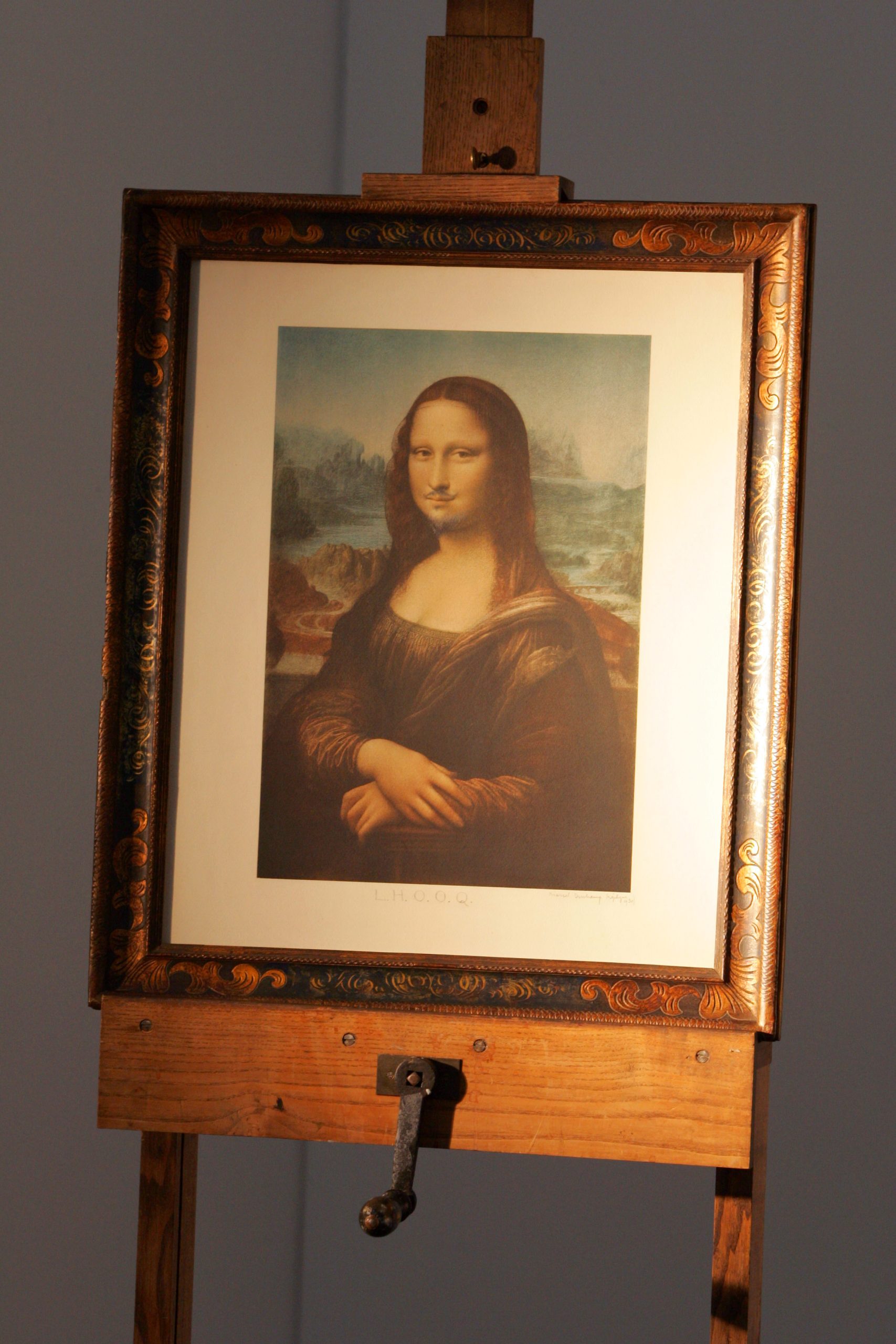 Mona Lisa com bigode e barba de Duchamp leiloada por 635 mil euros