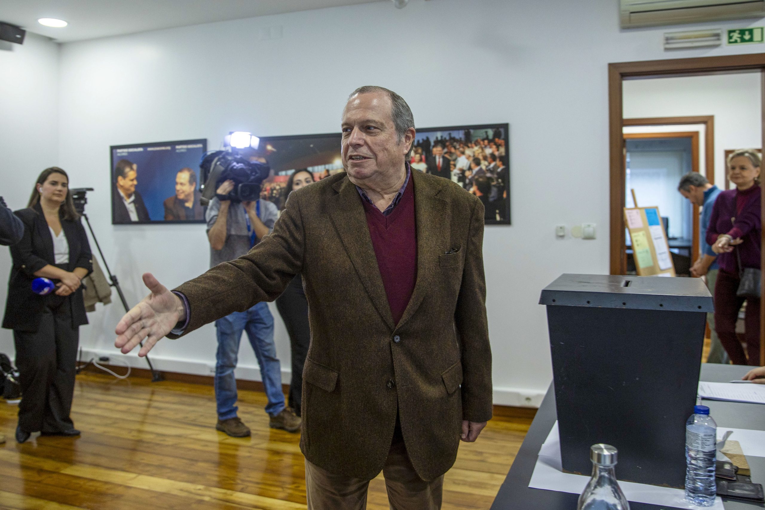 Costa, Santos Silva e Alegre subscrevem candidatura única de Carlos César para presidente do PS