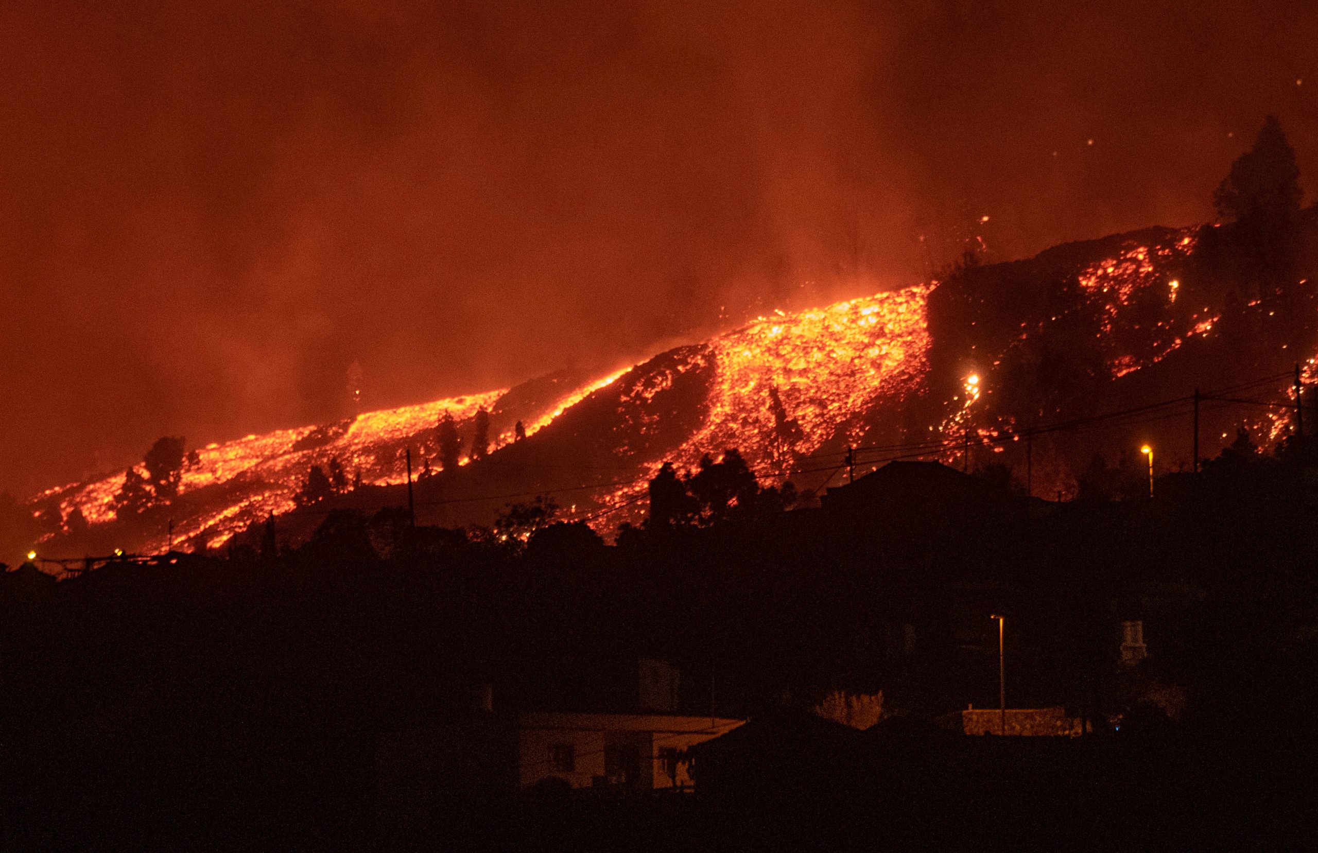 Lava do Cumbre Vieja já consumiu uma centena de casas. 5000 pessoas foram realojadas
