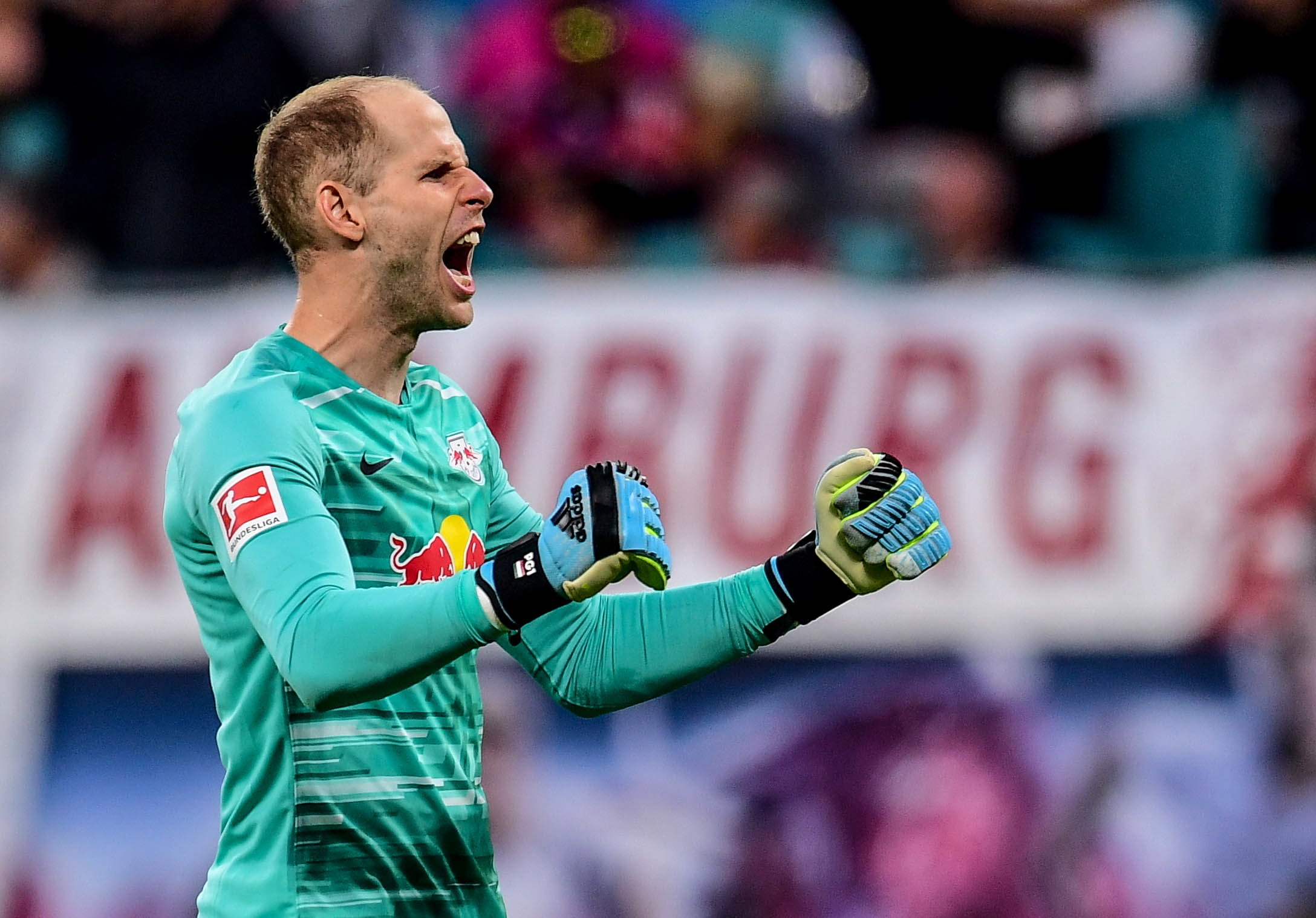 Guarda-redes Péter Gulácsi renova contrato com o Leipzig