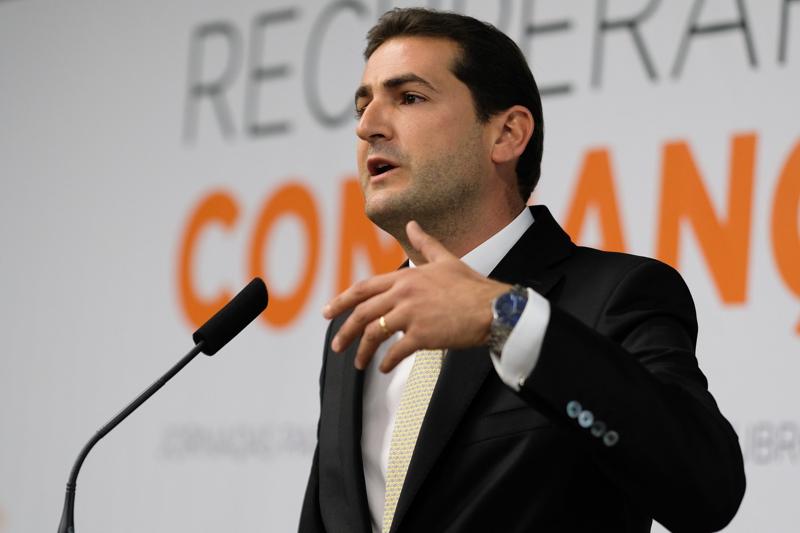 PSD. Hugo Soares acusa Rio de “ter mais força” a atacar militantes do PSD do que António Costa