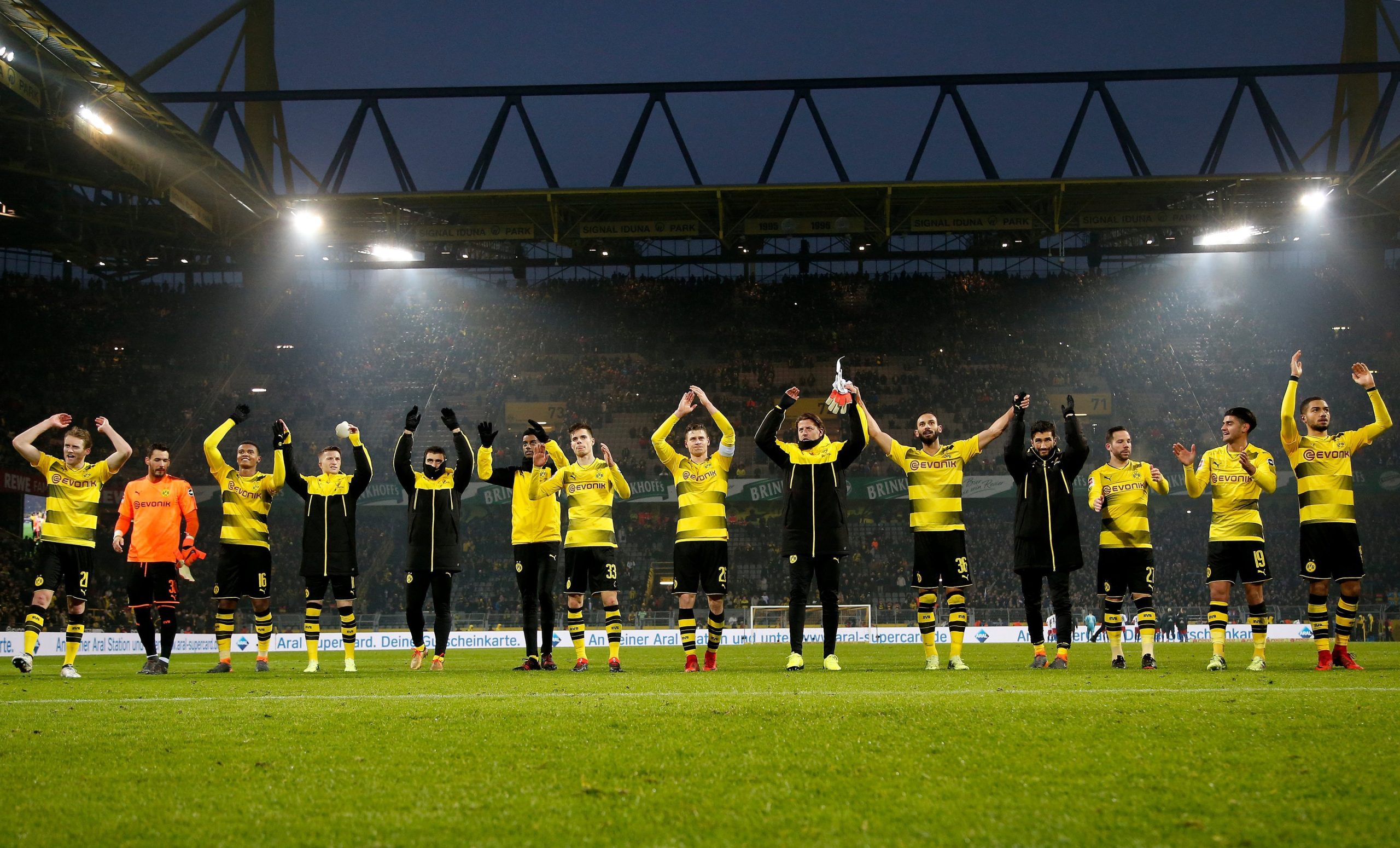 Reus regressa, Batshuayi marca e Dortmund sobe ao pódio