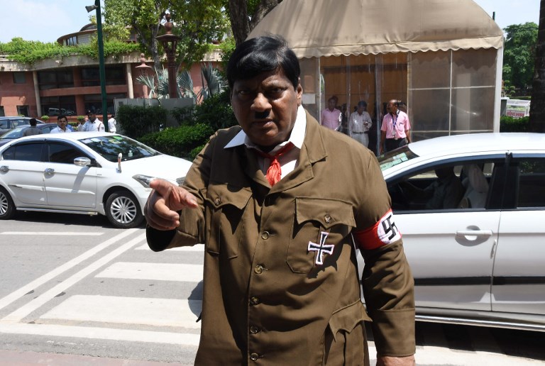 Deputado indiano aparece vestido de Hitler no parlamento e deixa um conselho a Narendra Modi