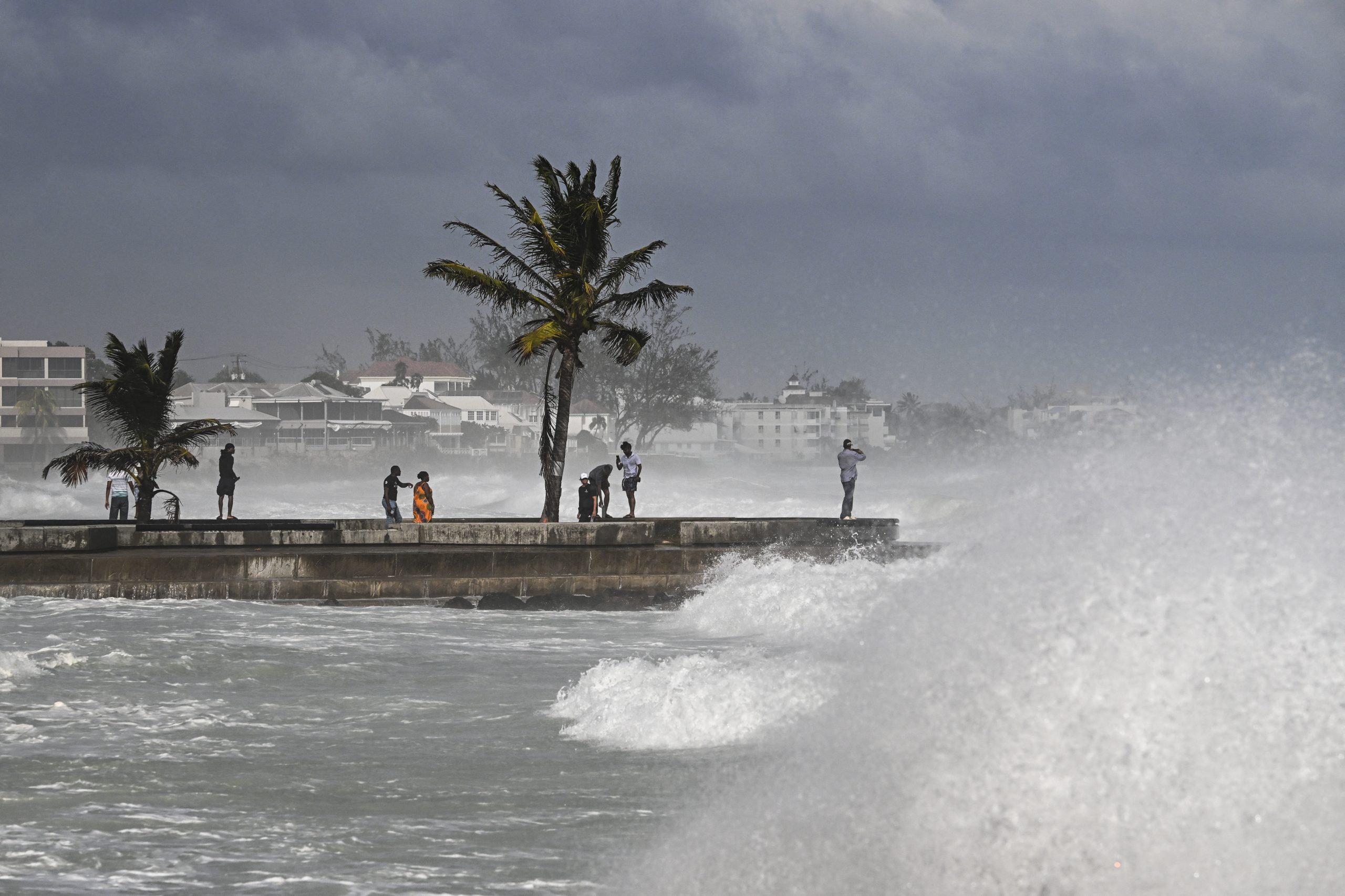 Tempestade tropical Ernesto avança pelas Caraíbas rumo a Porto Rico