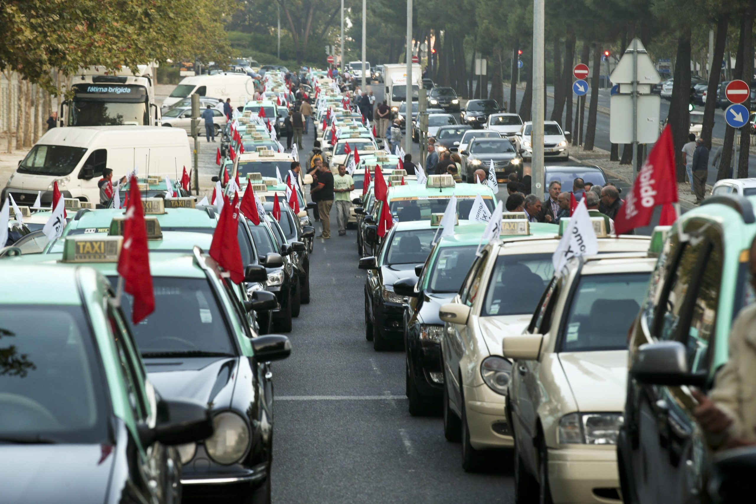 Porque estão errados os taxistas, a Uber e o Governo?