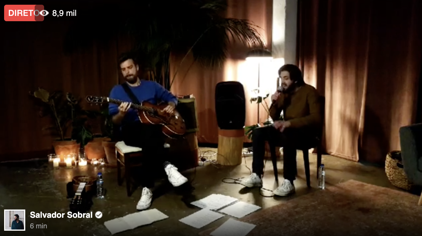 Em direto no Facebook, Salvador Sobral deu um concerto “para todas as pessoas que estão em casa de quarentena”. Recorde aqui