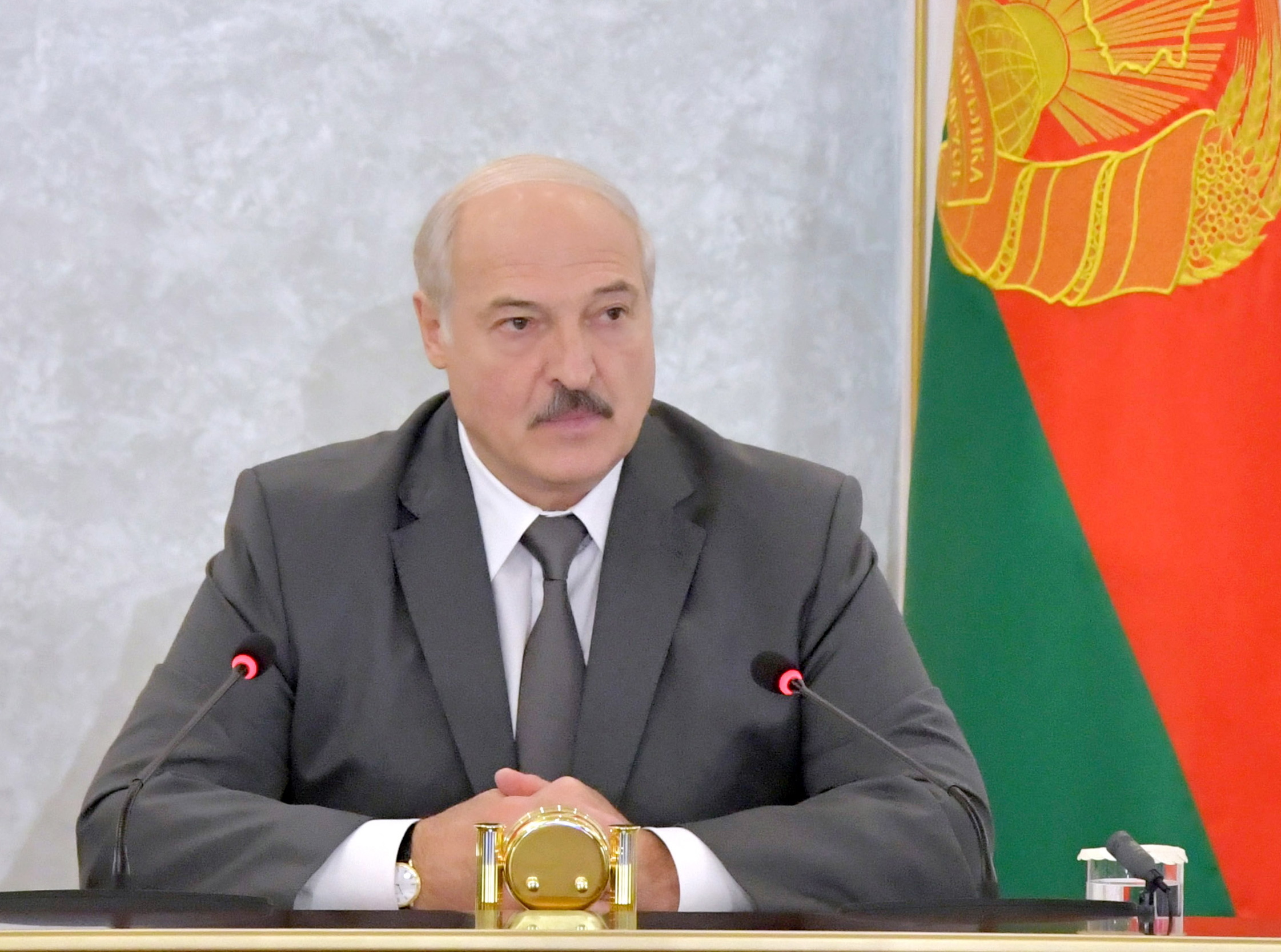 Bielorrússia: Vídeo mostra presidente Lukashenko armado em dia de protestos