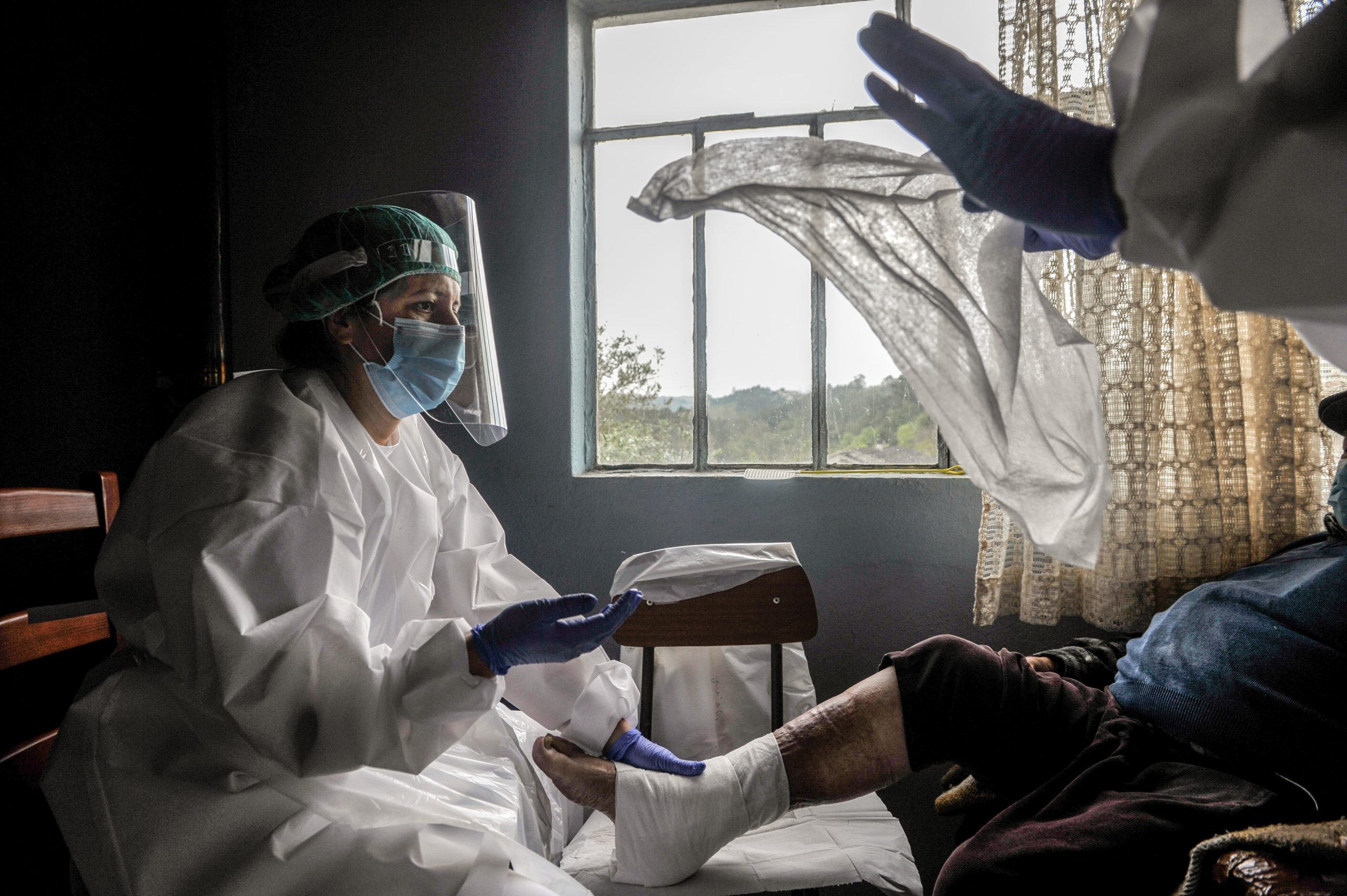 “É a saudade de um abraço, de um toque”. Equipa de intervenção comunitária leva cuidados e afetos a casa dos doentes