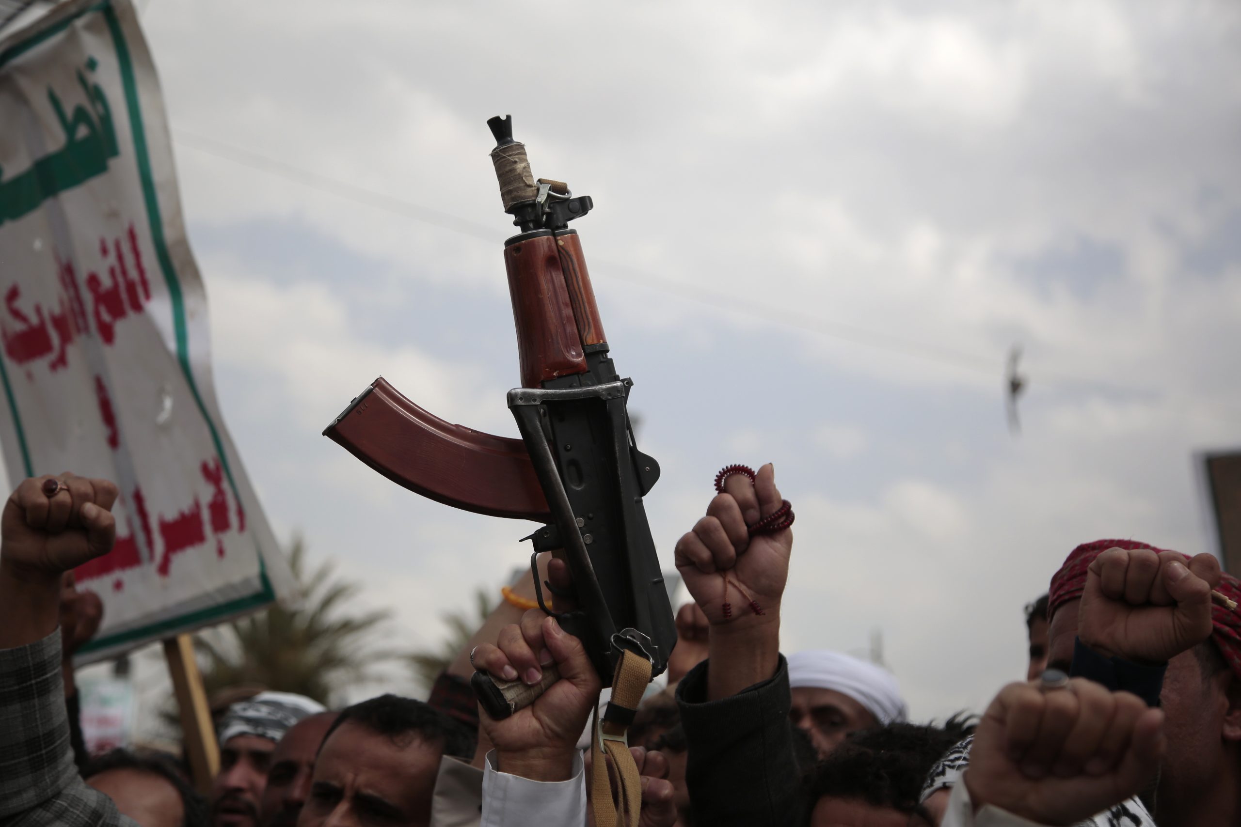 Houthis dizem que ataques aéreos dos EUA causam dois mortos