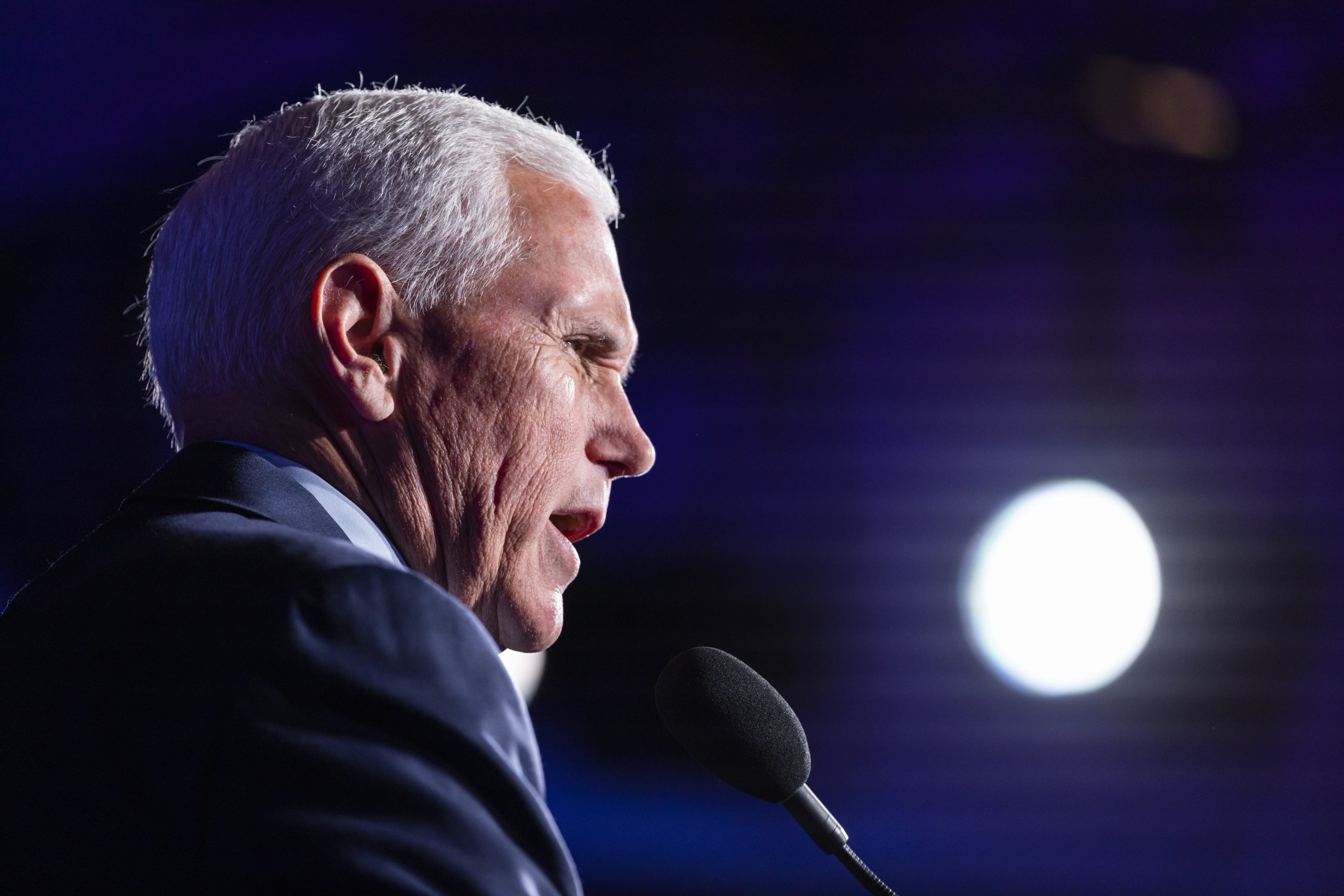 Pence critica buscas do FBI e tribunal manda Trump entregar declarações fiscais