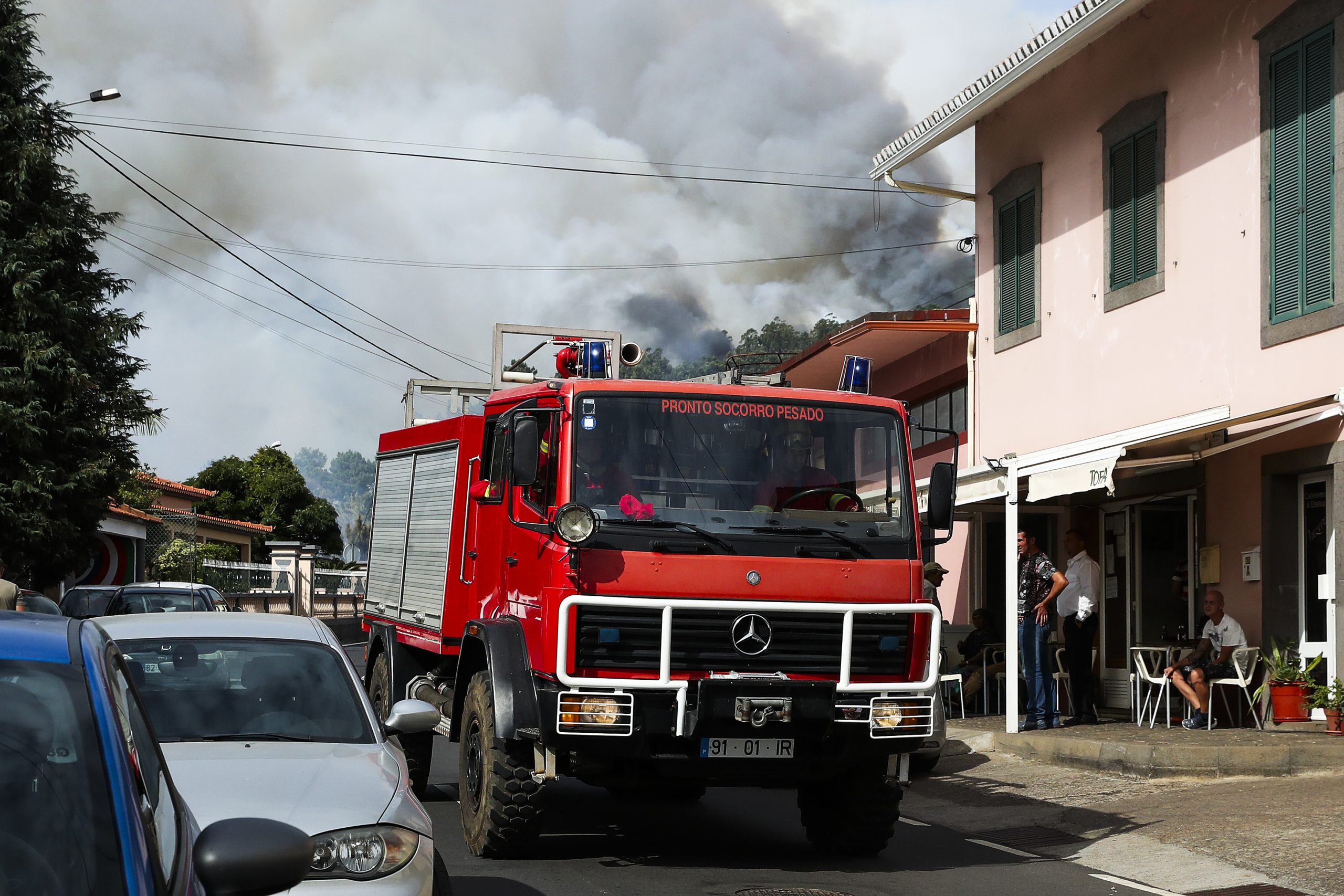 Chamas em Câmara de Lobos estão a descer para zona mais urbana