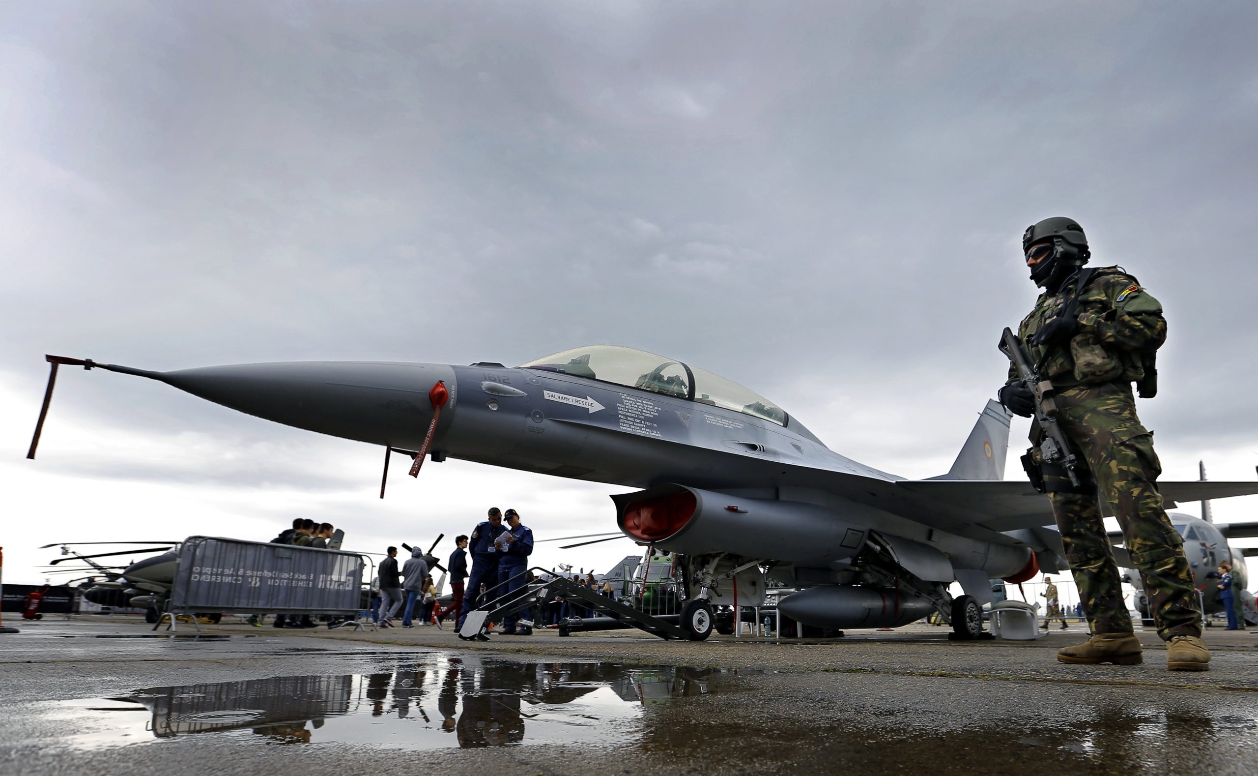 Primeiros F-16 para formação de pilotos ucranianos chegam à Roménia