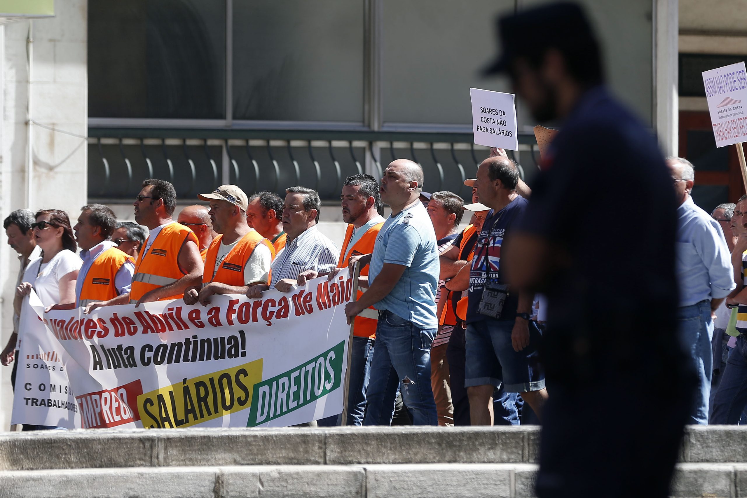 Trabalhadores da Soares da Costa protestaram no Porto contra atraso nos salários