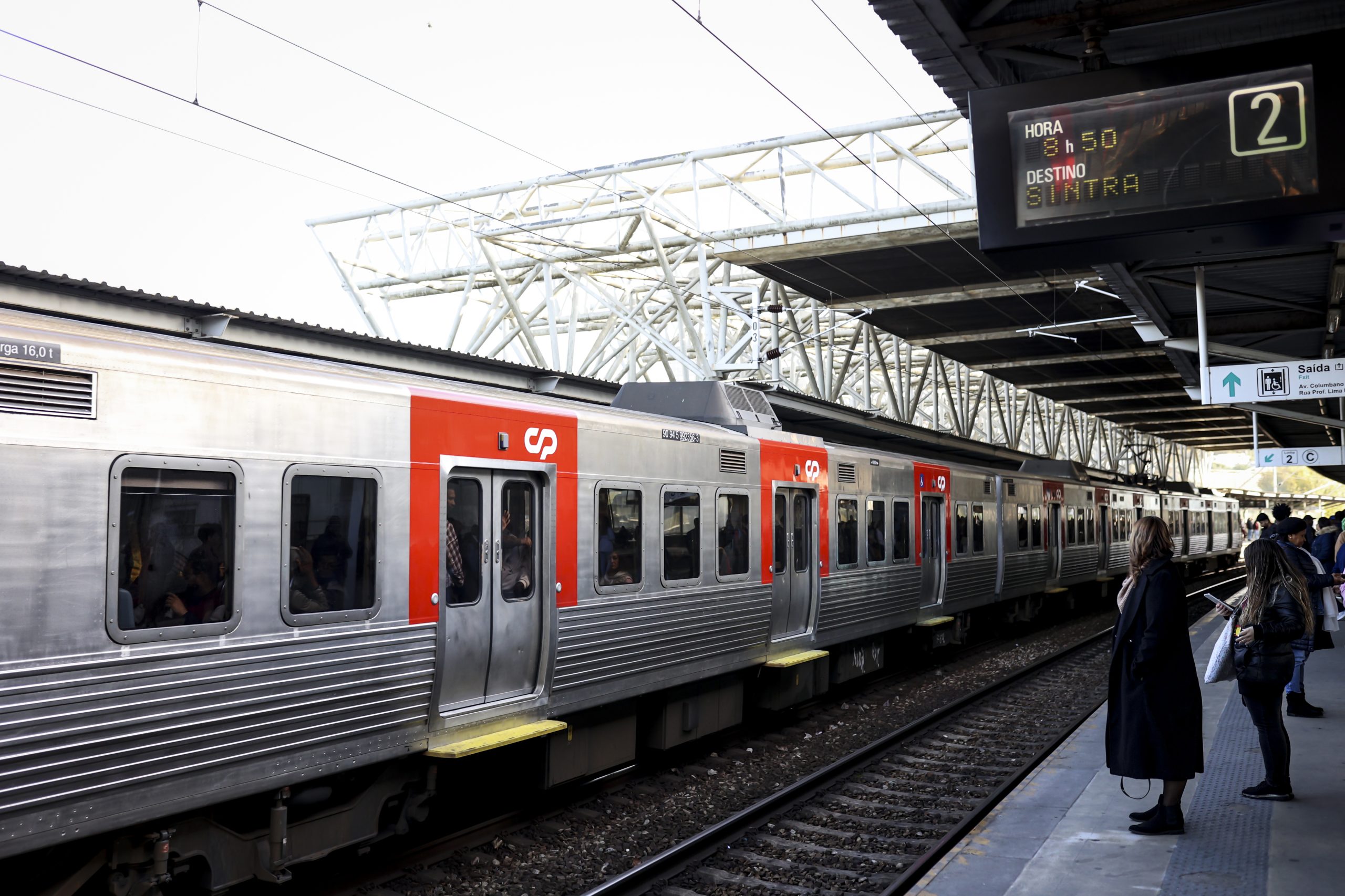 Metro de Lisboa anuncia fecho na 5.ª feira às 20h devido a plenário e critica sindicatos