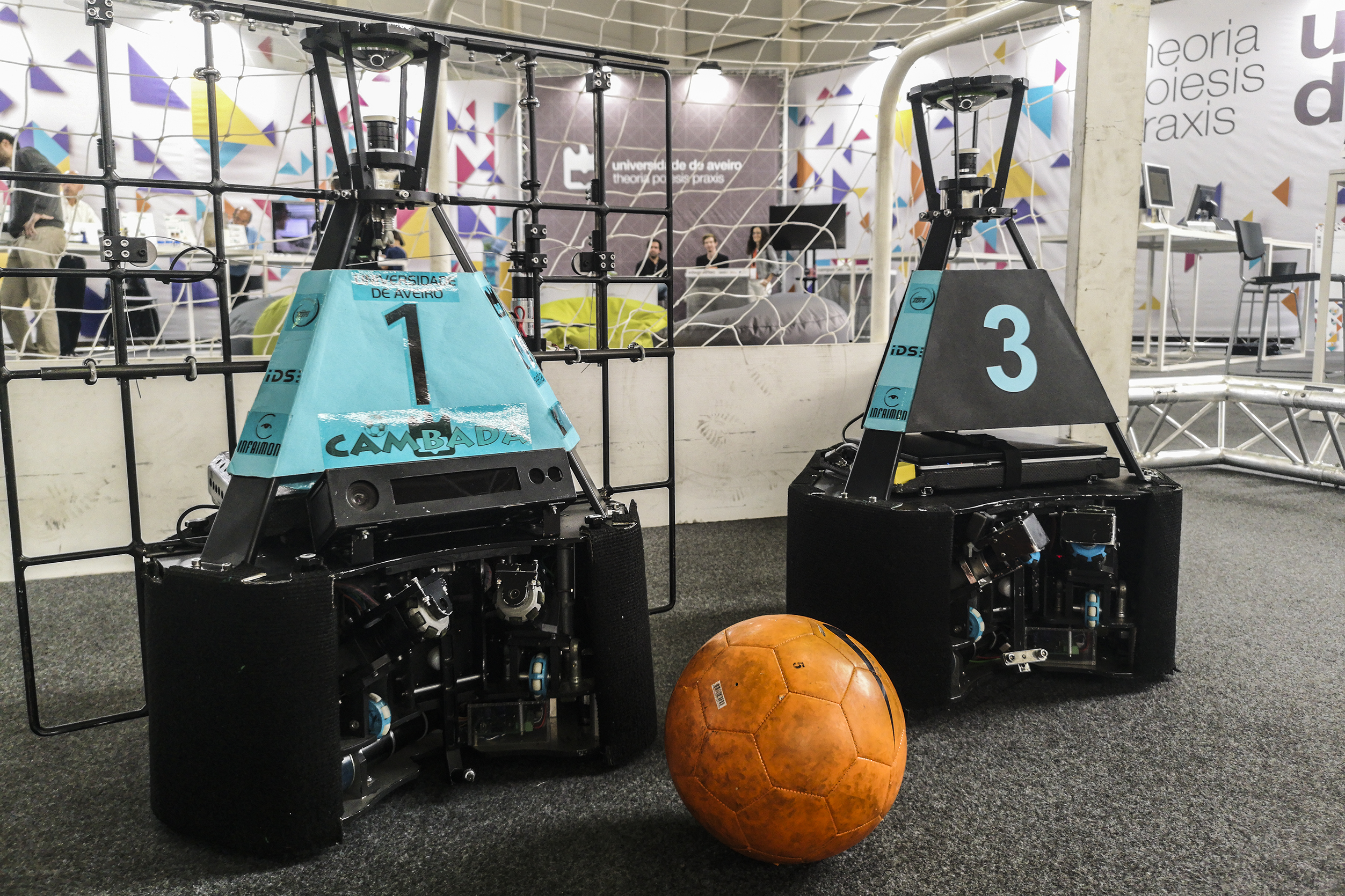 Um jogo de futebol entre robôs e humanos em 2050? É caso para dizer: “Bamos lá CAMBADA, todos à molhada que isto é futebol total”