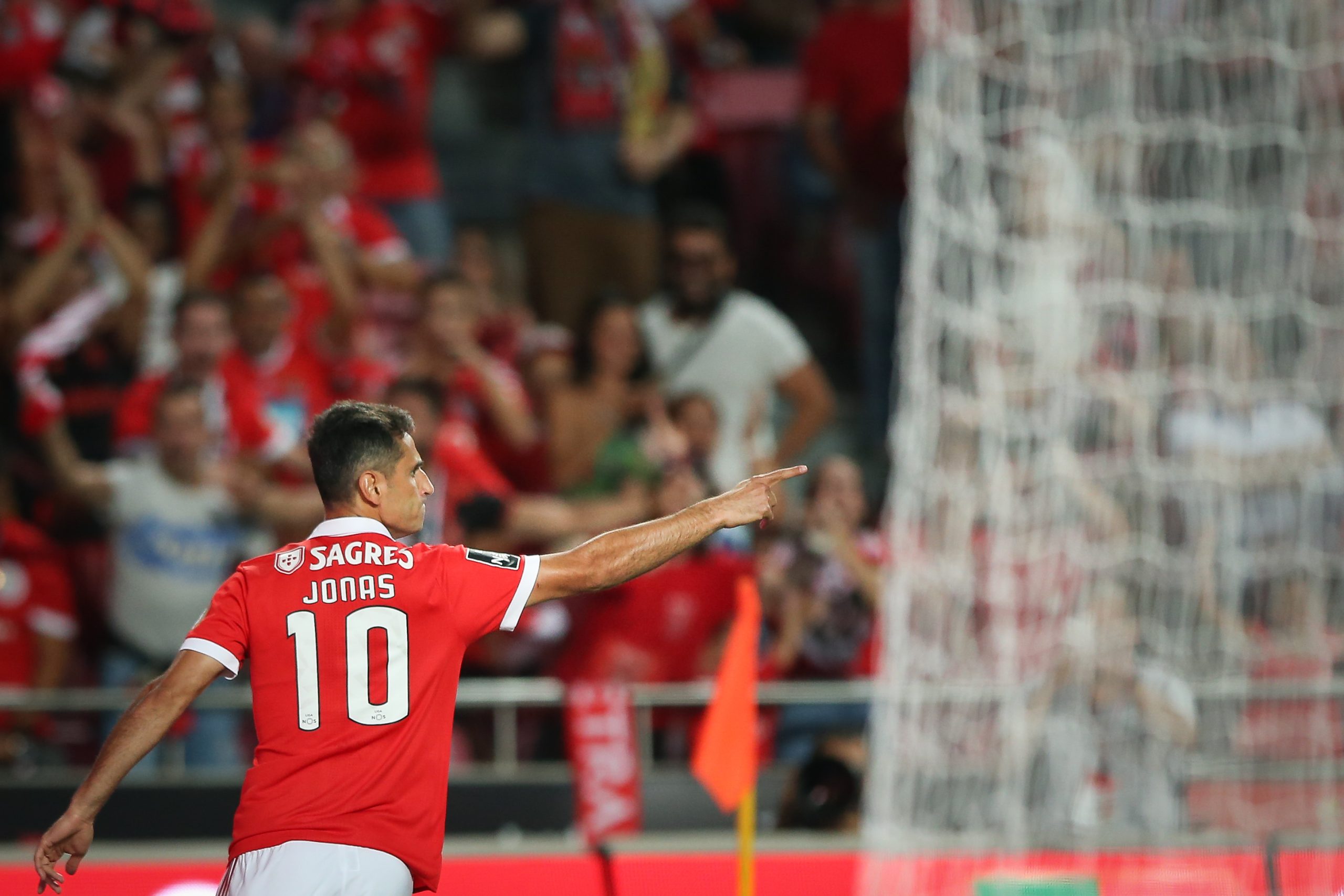 Jonas marca mais do que Messi, Falcao ou Lewandowski. Mas porque é que já está afastado da corrida à Bota de Ouro?