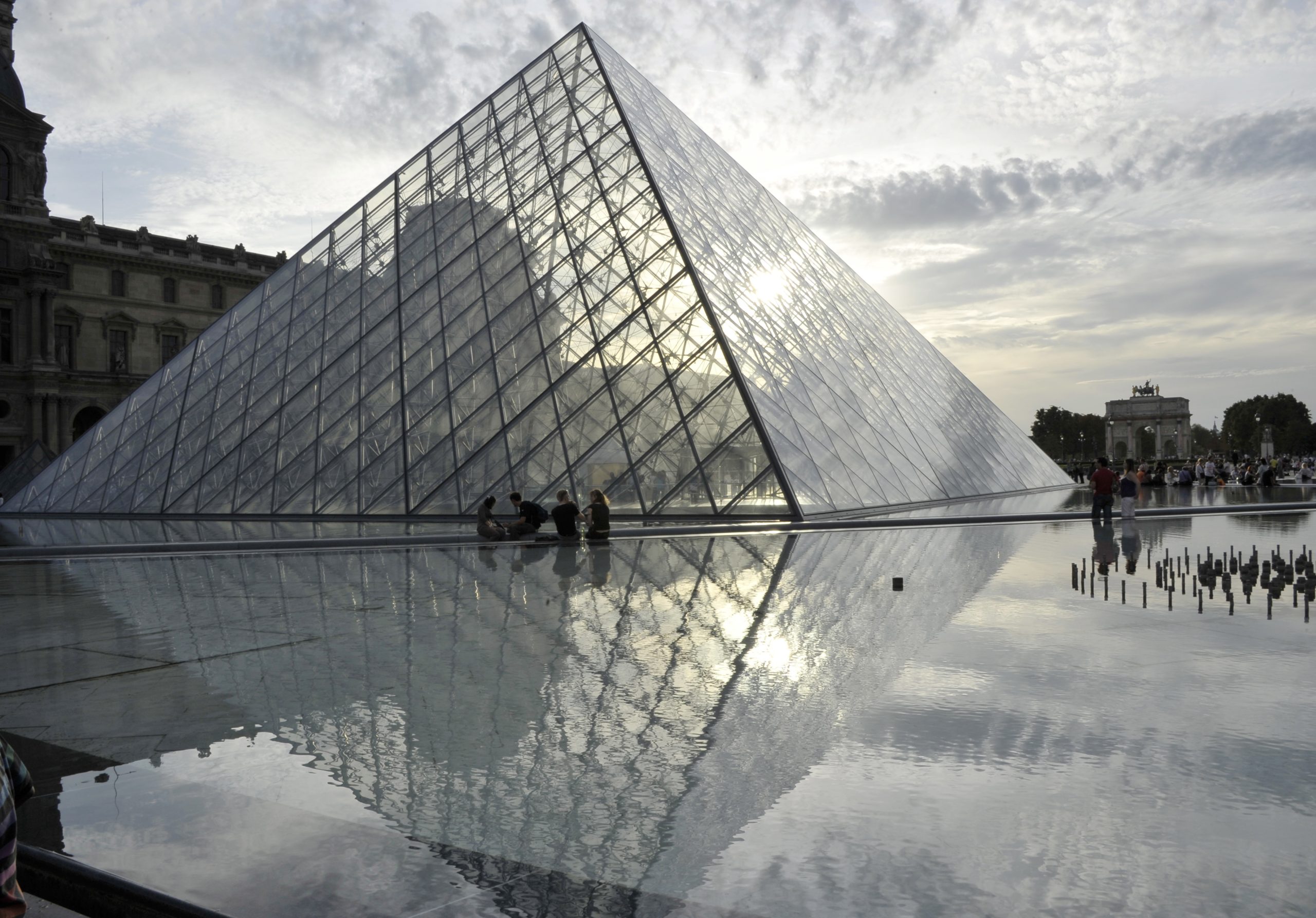 Louvre, Torre Eiffel e Versailles vão continuar fechados aos turistas